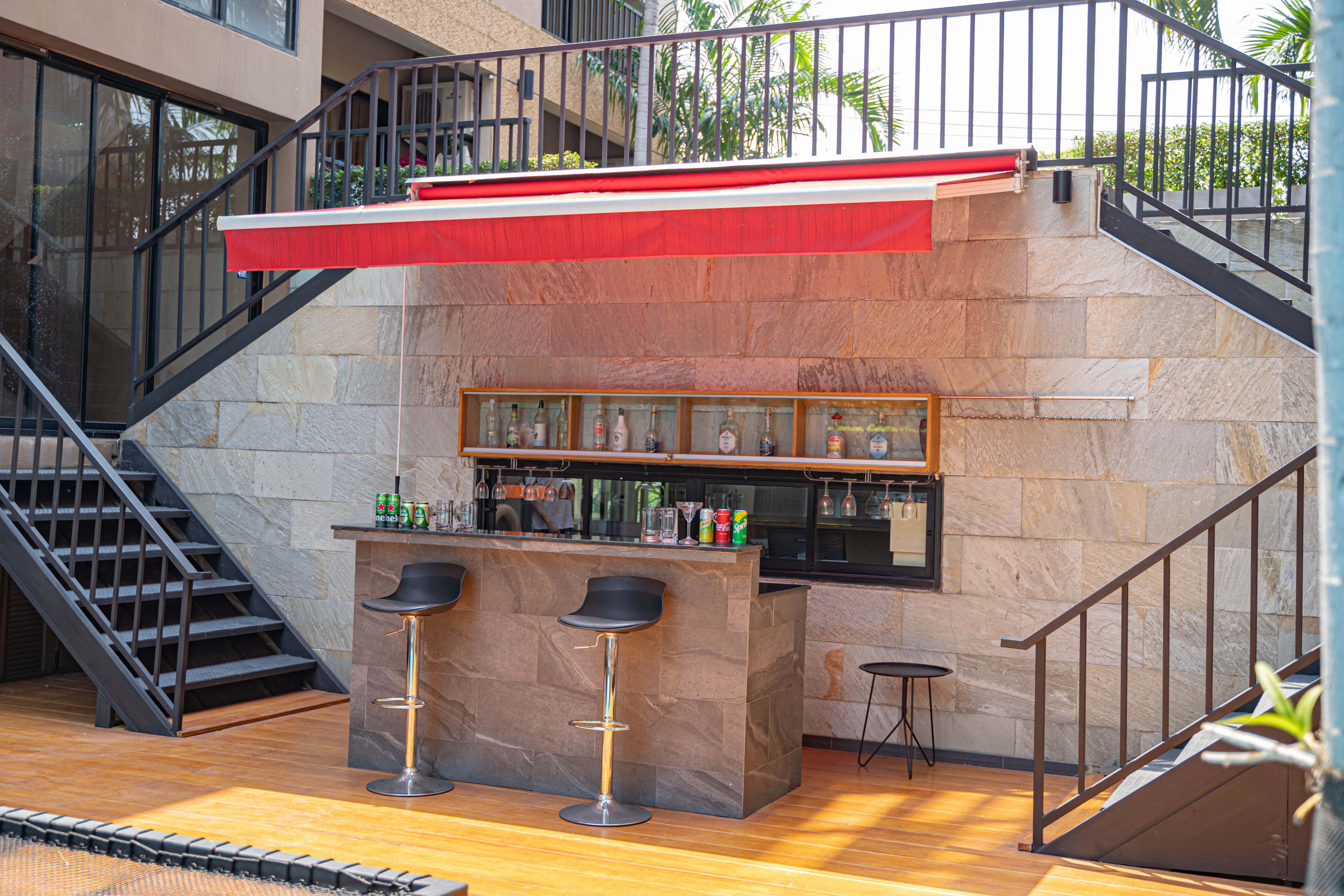 Pool Bar