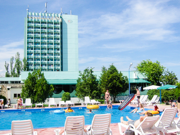 Jupiter, Hotel Capitol, piscina exterioara, sezlonguri.jpg