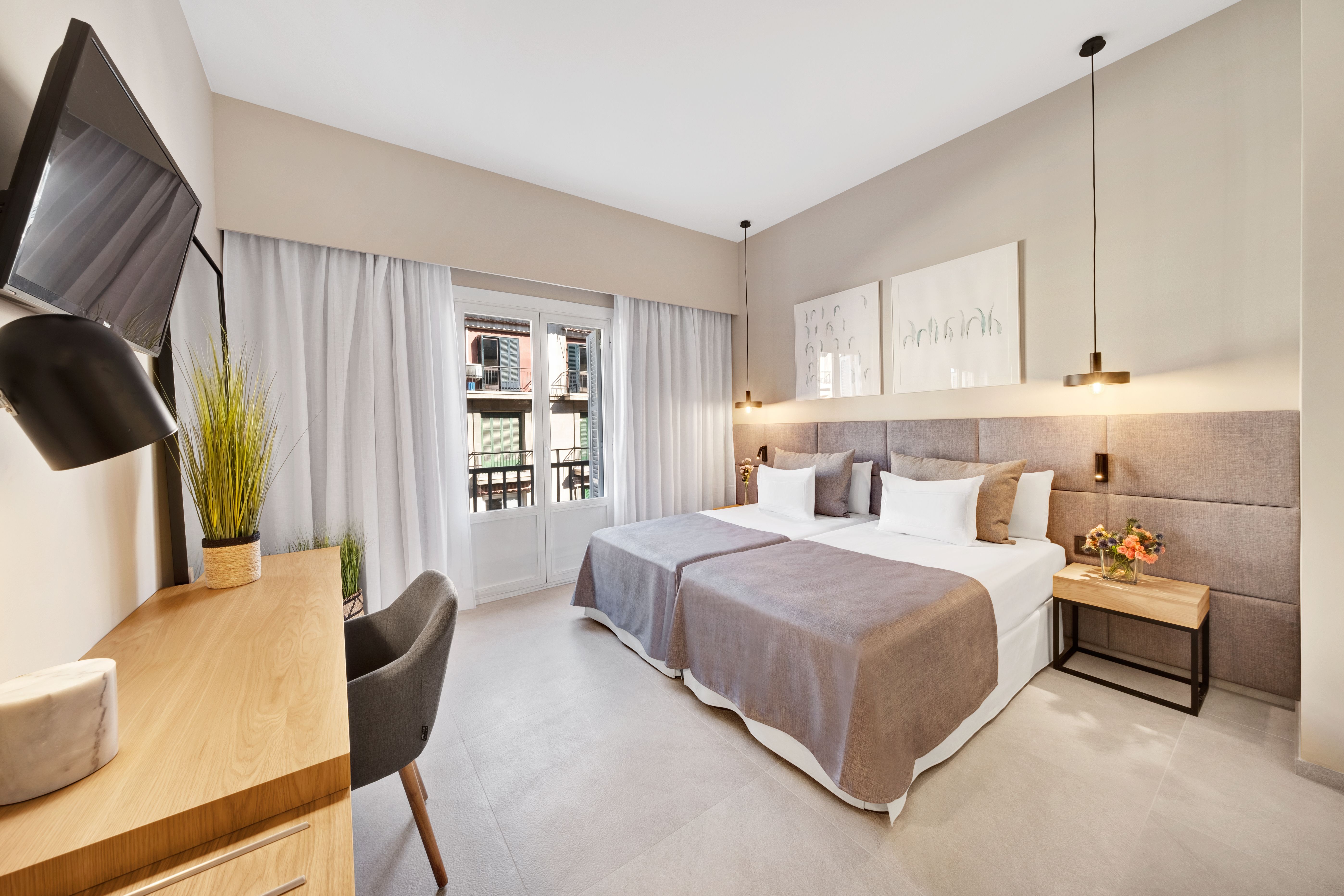 DOUBLE WITH DOUBLE BED