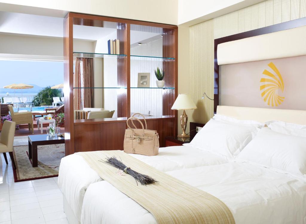 JUNIOR SUITE POOL FRONT 