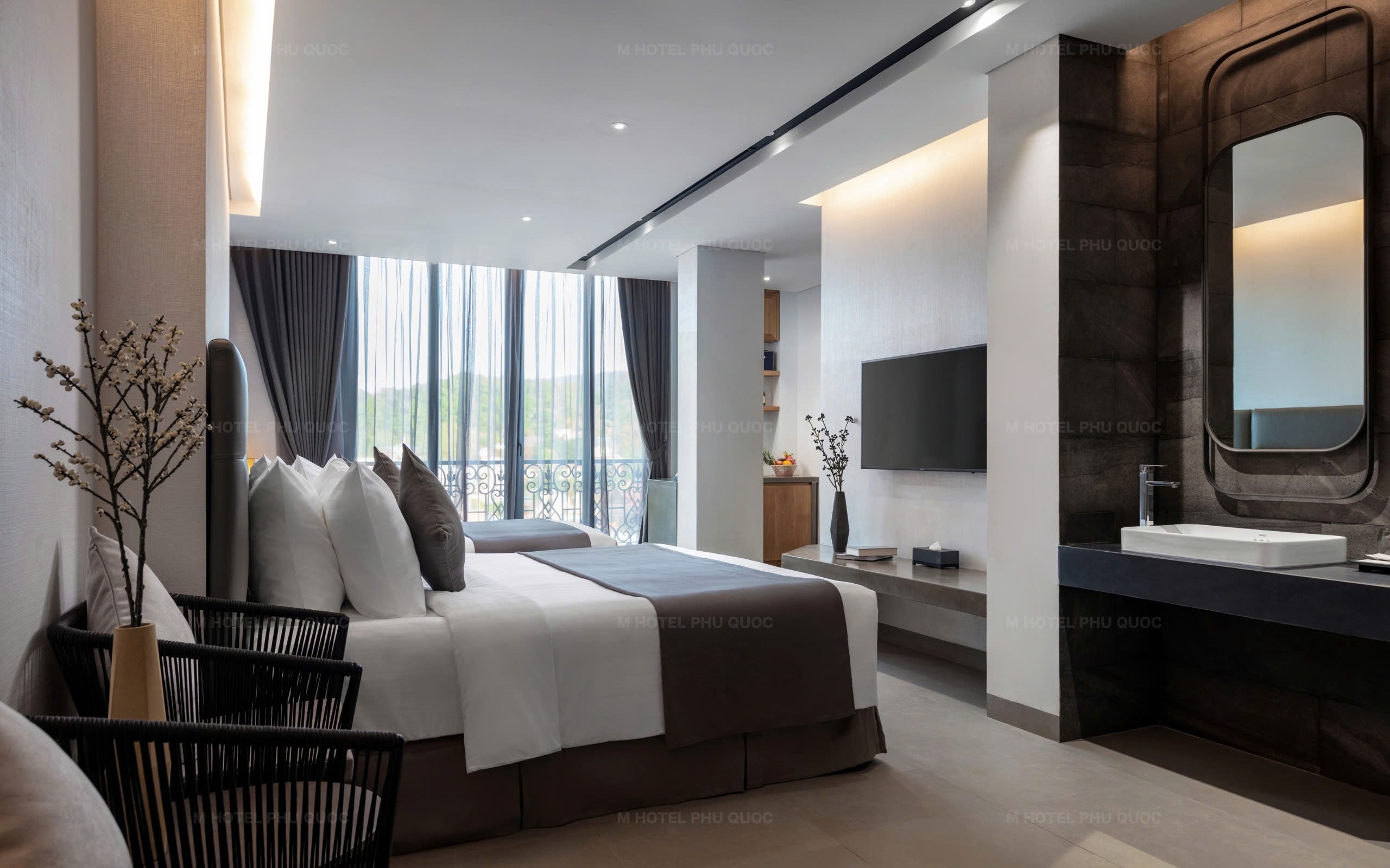 DELUXE TRIPLE SUITE CITYVIEW WITH BALCONY