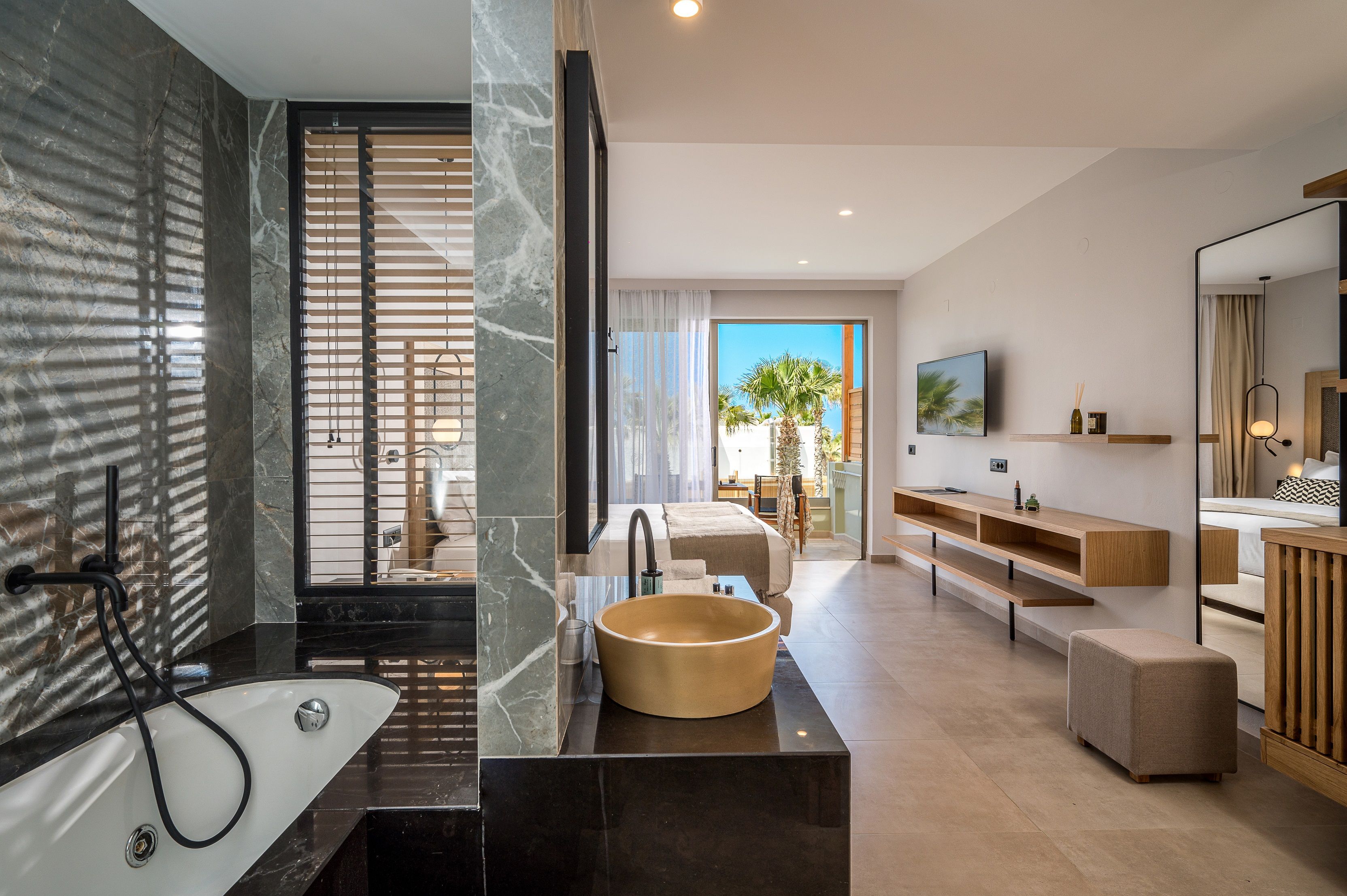 SUITE WITH HOT TUB