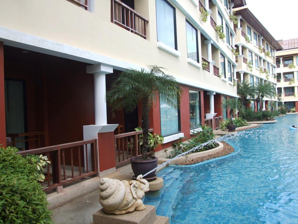 Pool Access Room