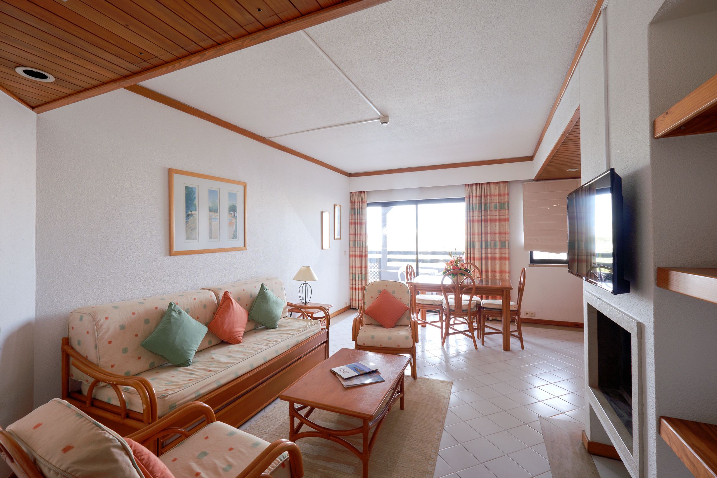 DELUXE ONE BEDROOM APARTMENT