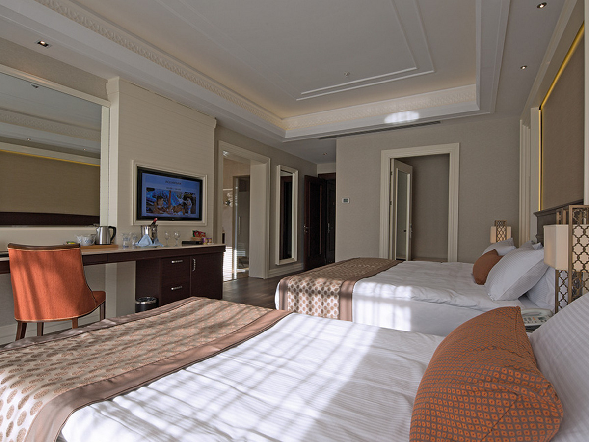 Deluxe Pool Family Room