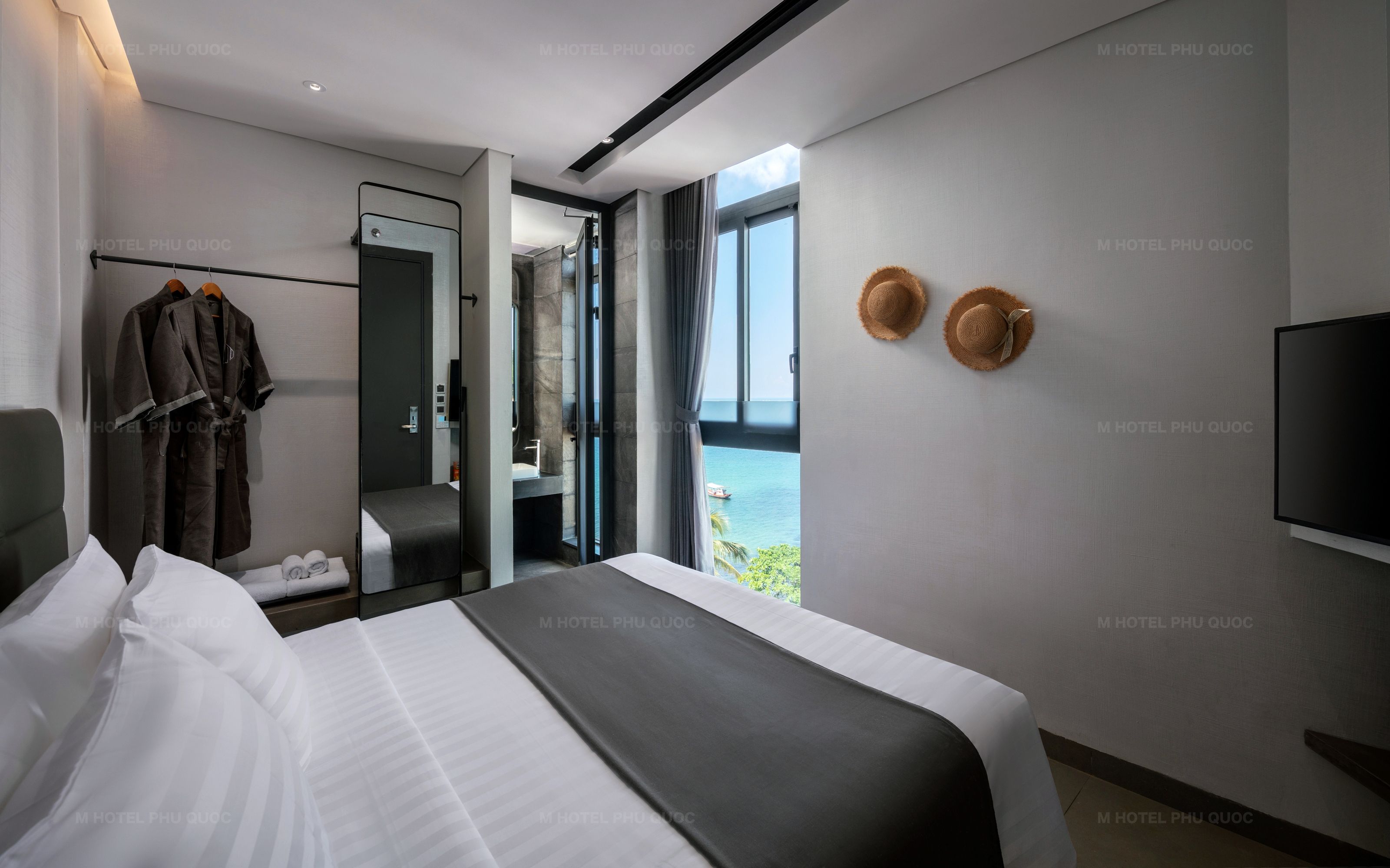 LA PETITE ROOM WITH WINDOW