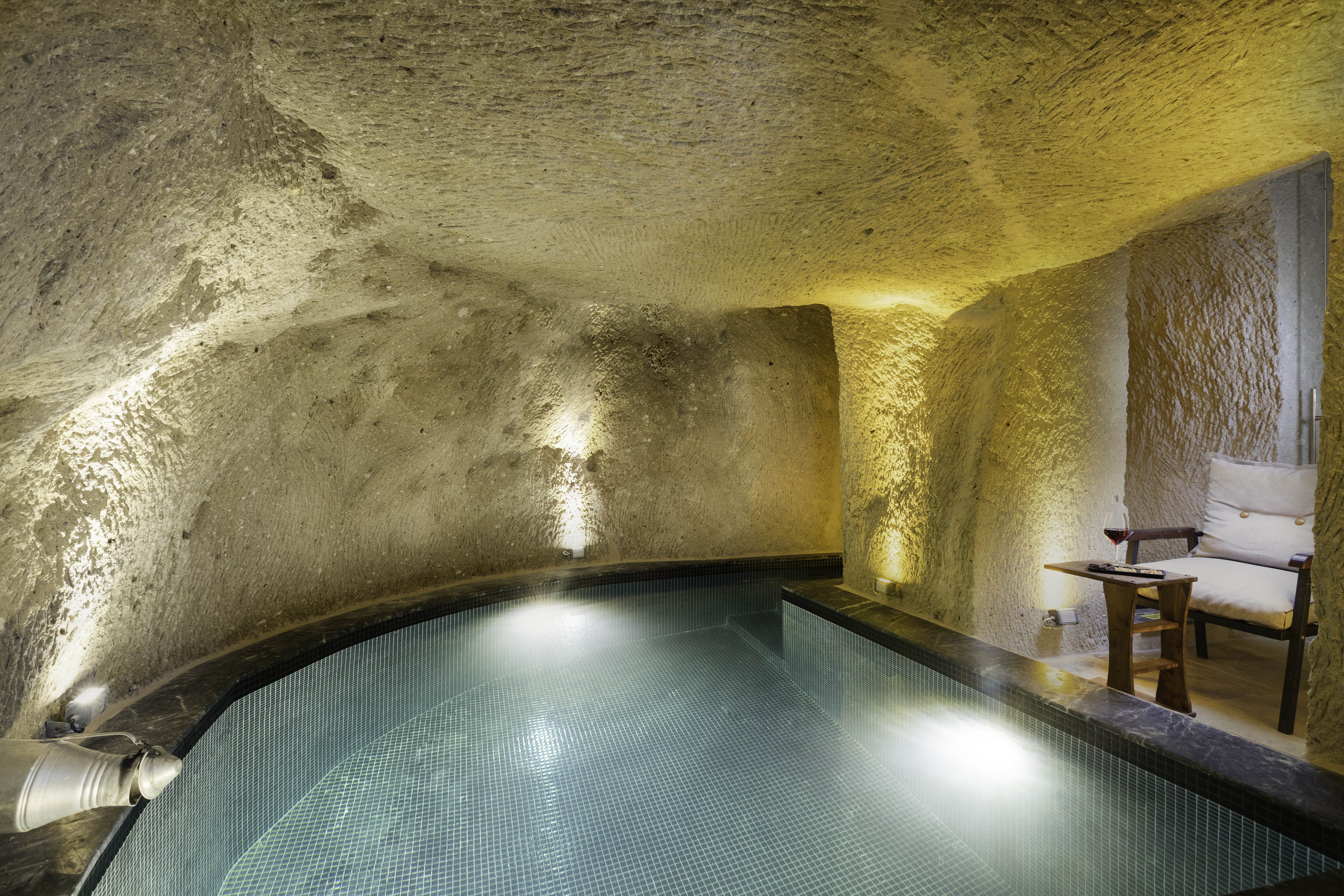 POOL SUITE WITH JACUZZI