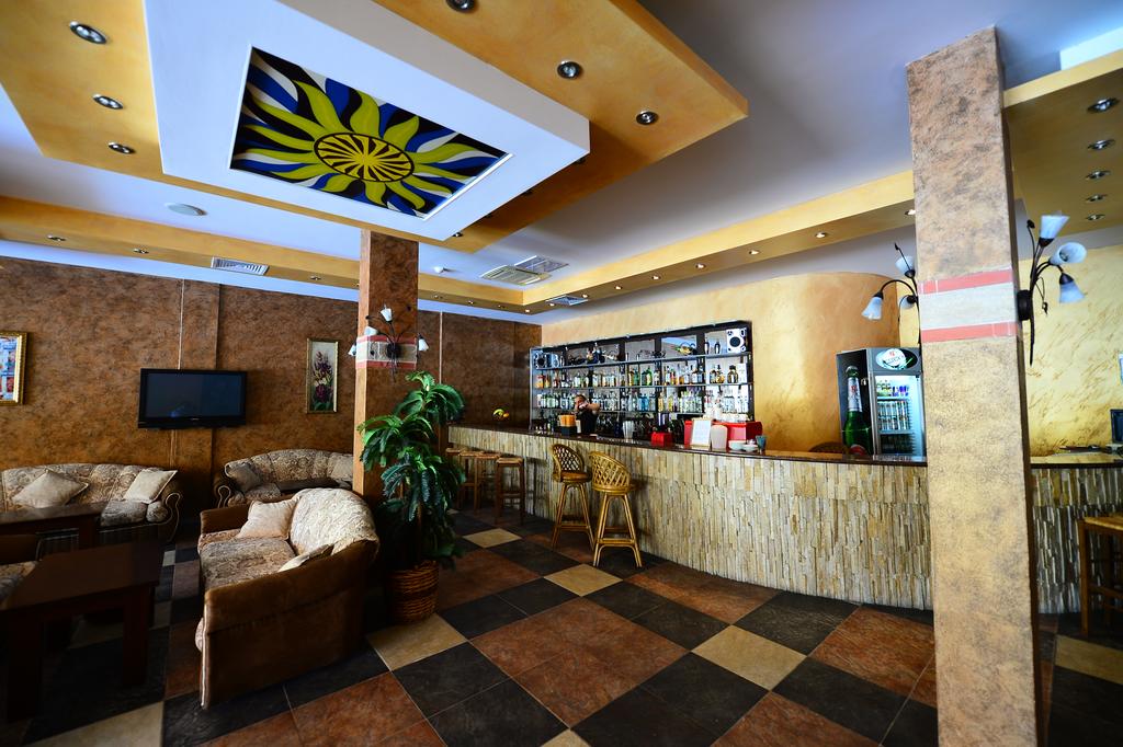 LOBBY BAR