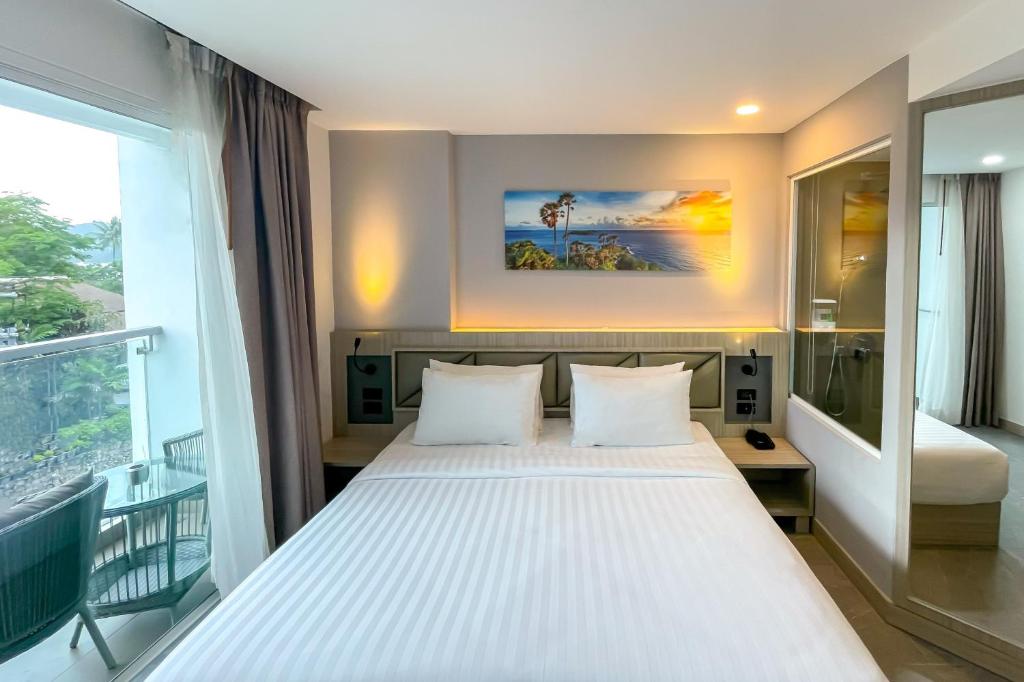 Deluxe King Balcony City View Room
