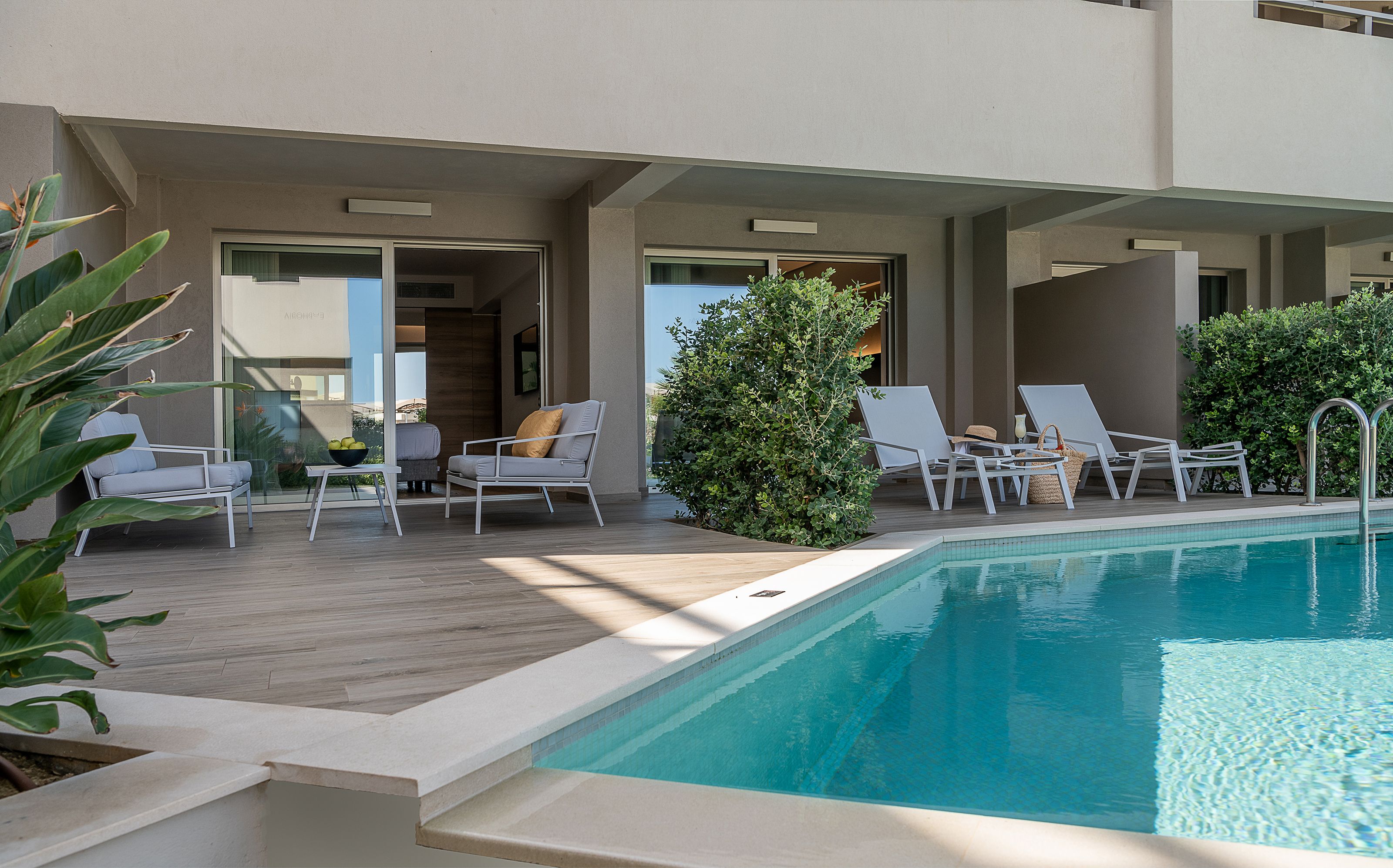 FAMILY SUITE SHARING POOL