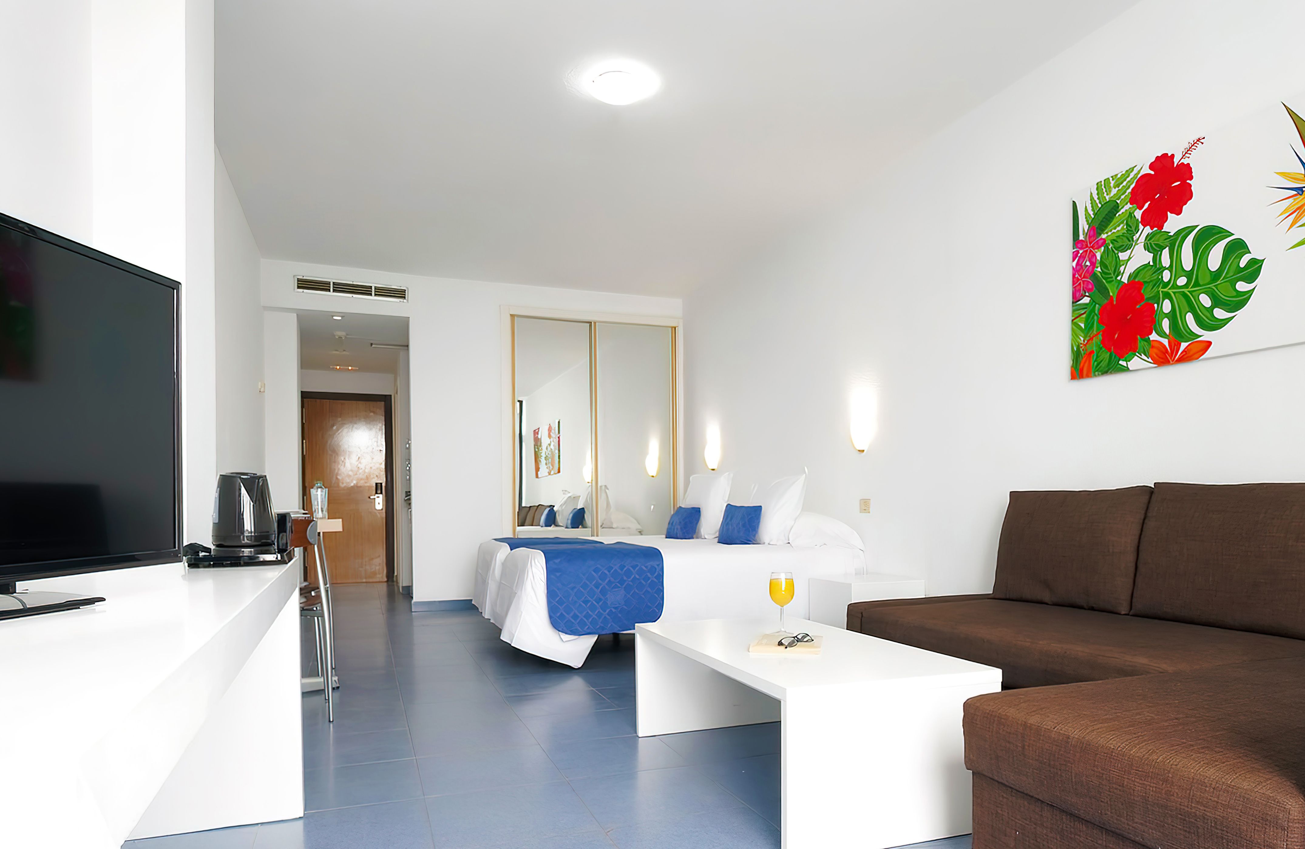 STUDIO BALCONY OR TERRACE