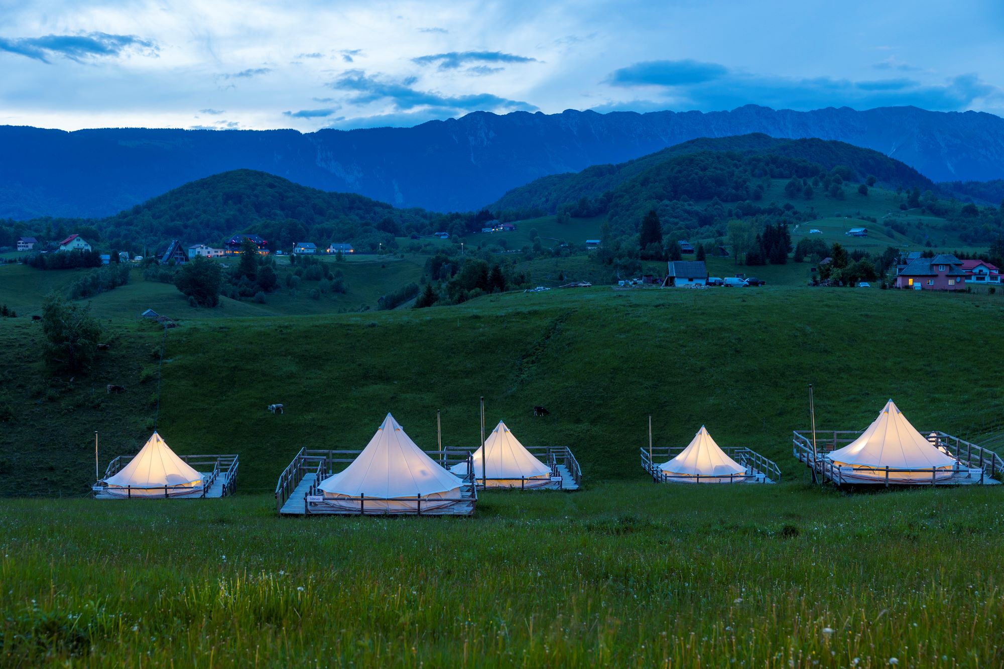 Cort Glamping complet echipat, incalzit cu soba