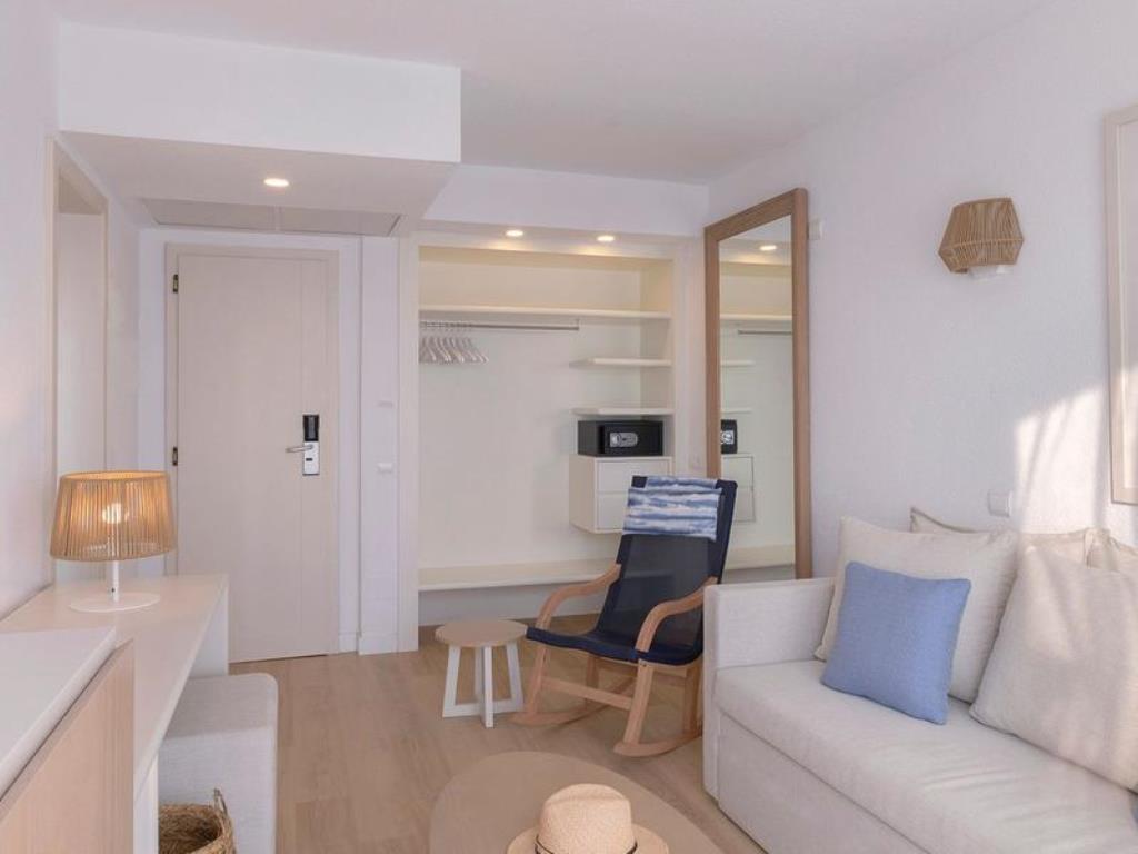 JUNIOR SUITE SEA VIEW (BALCONY OR TERRACE)