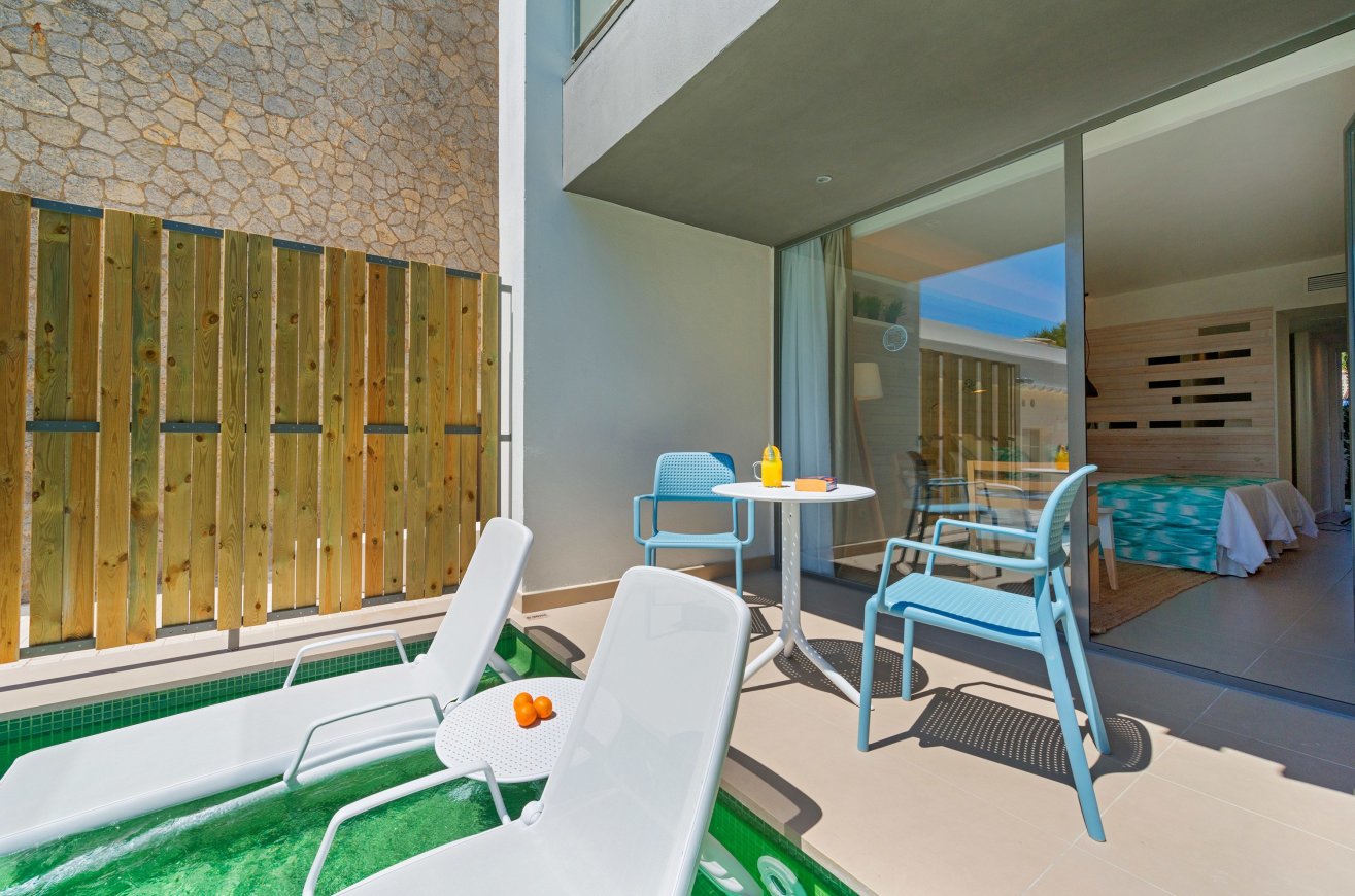 SWIM UP ROOM