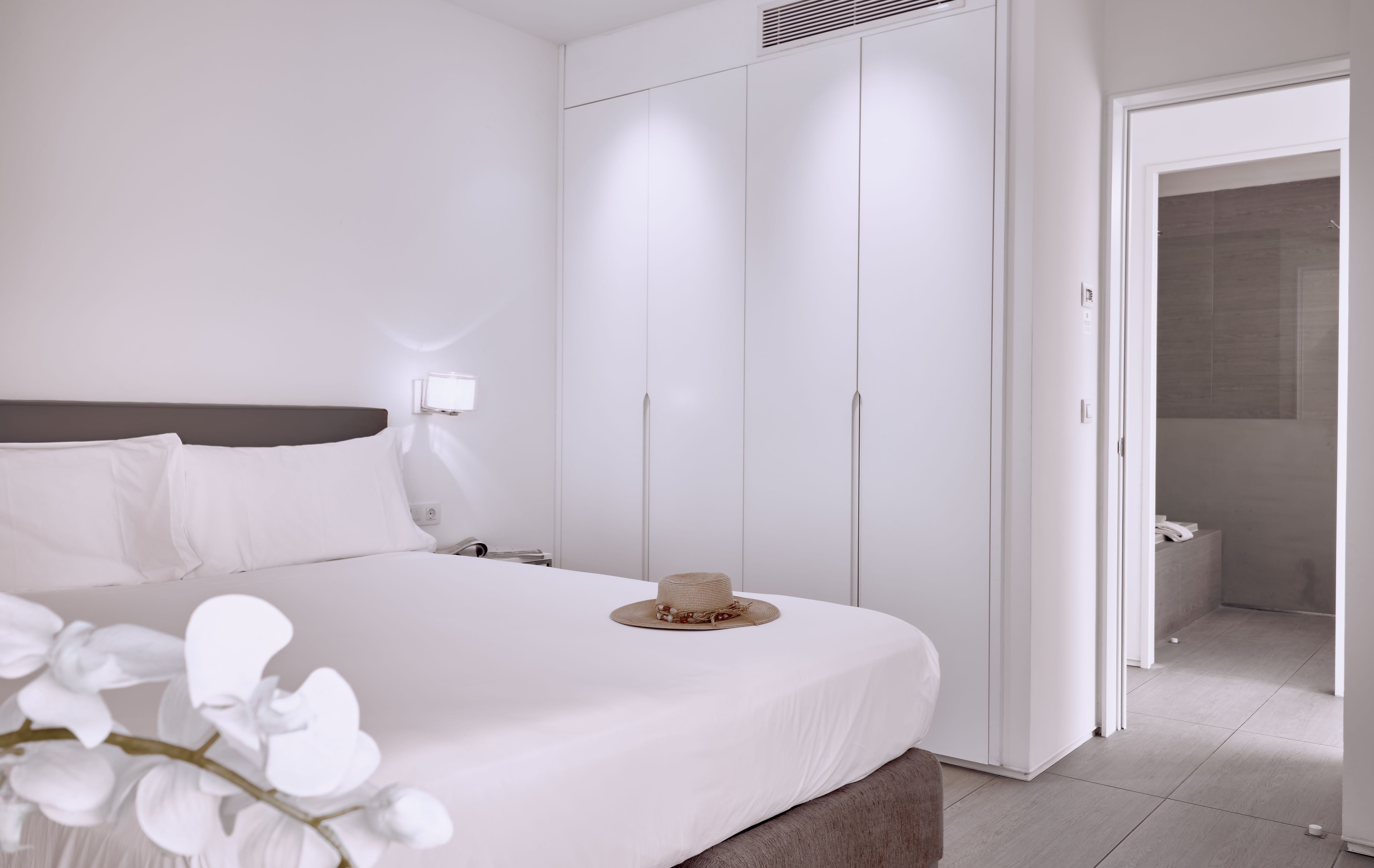 2 BEDROOM SUITE WITH SEA VIEW AND JACUZZI (SERENITY LAGO)
