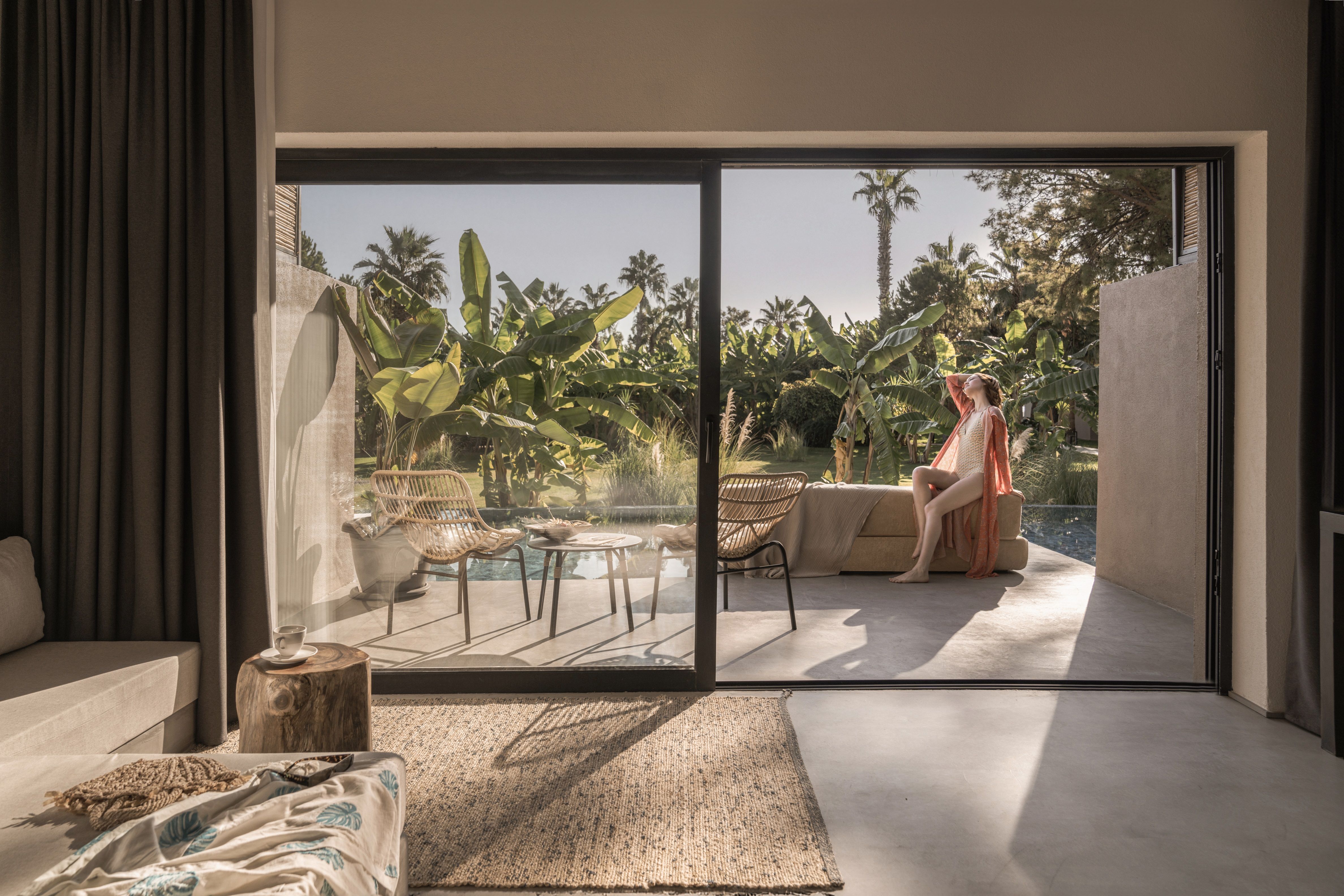 BALMY SIGNATURE SWIM UP ROOM