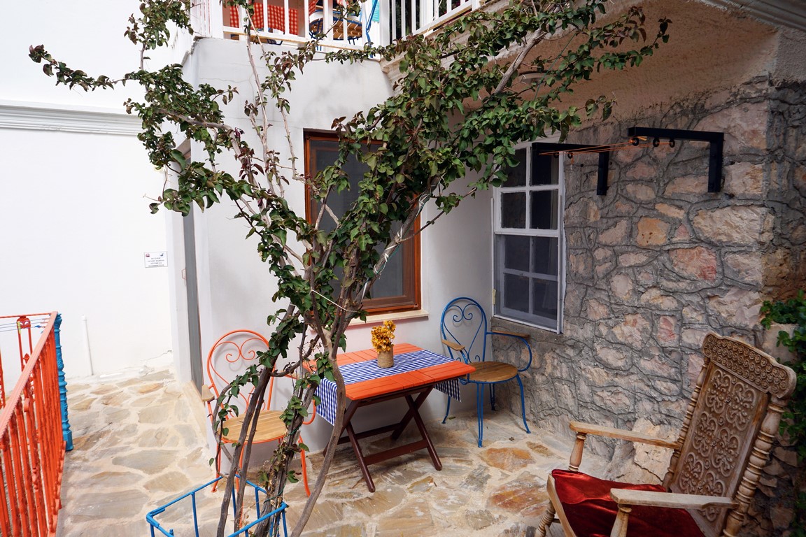 Taş Oda  Deniz ve Bahçe Manzaralı Oda 