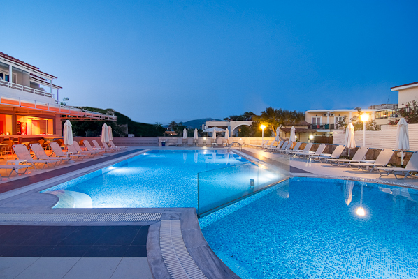 Zakynthos, Hotel Esperia, piscina exterioara, sezlonguri.jpg