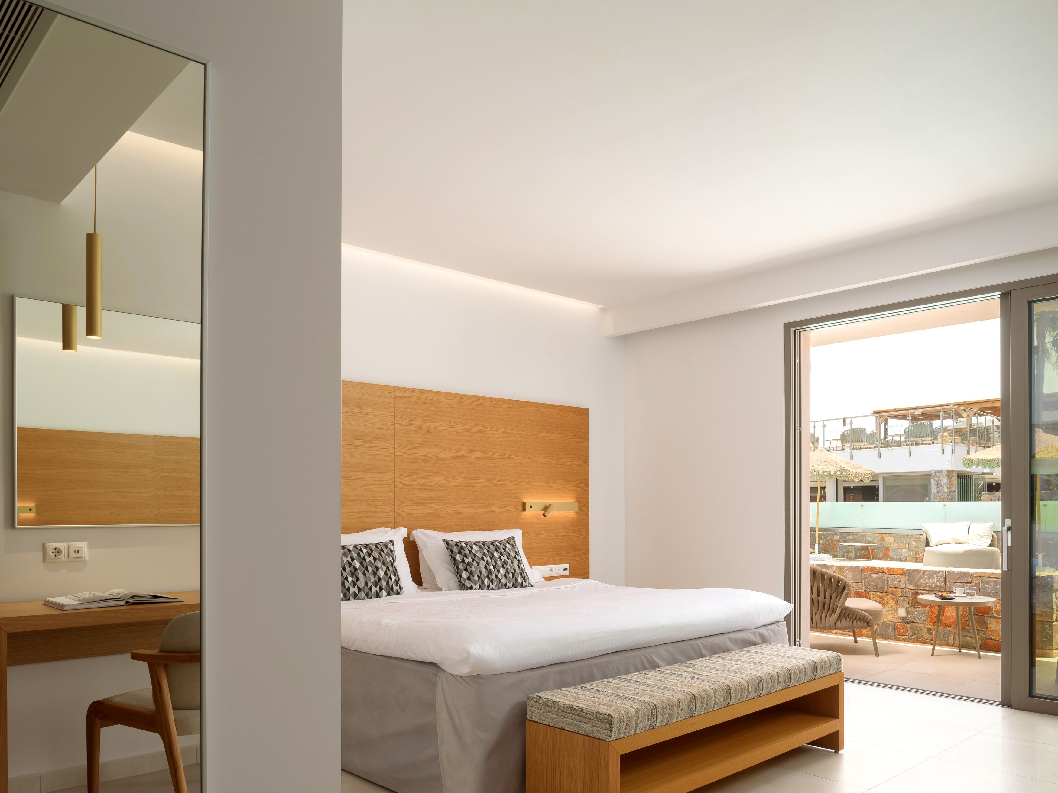 White Deluxe Suite SwimUp