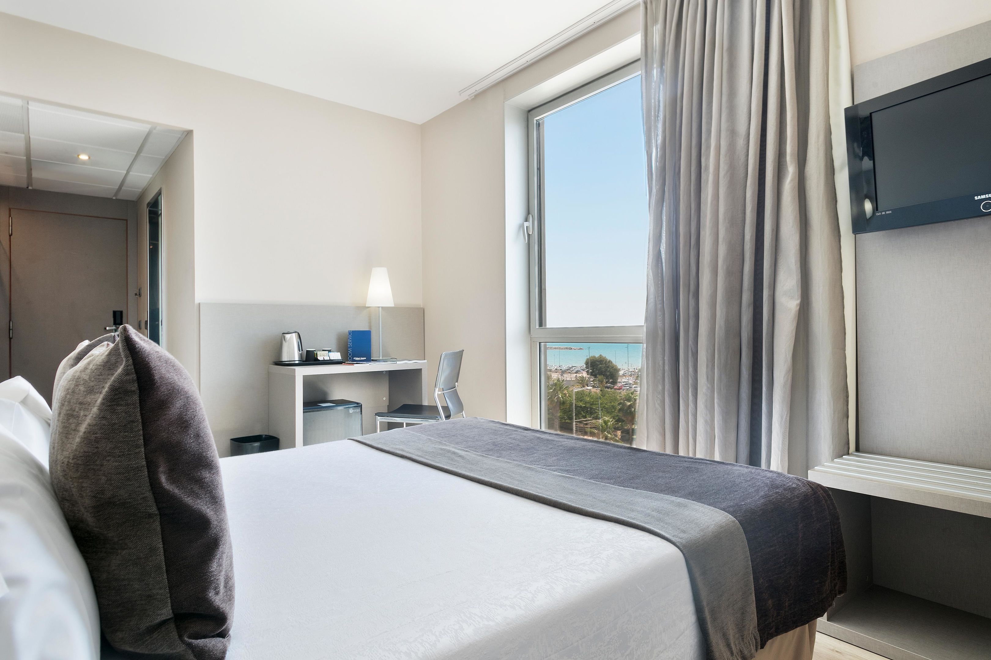 DELUXE SEA VIEW