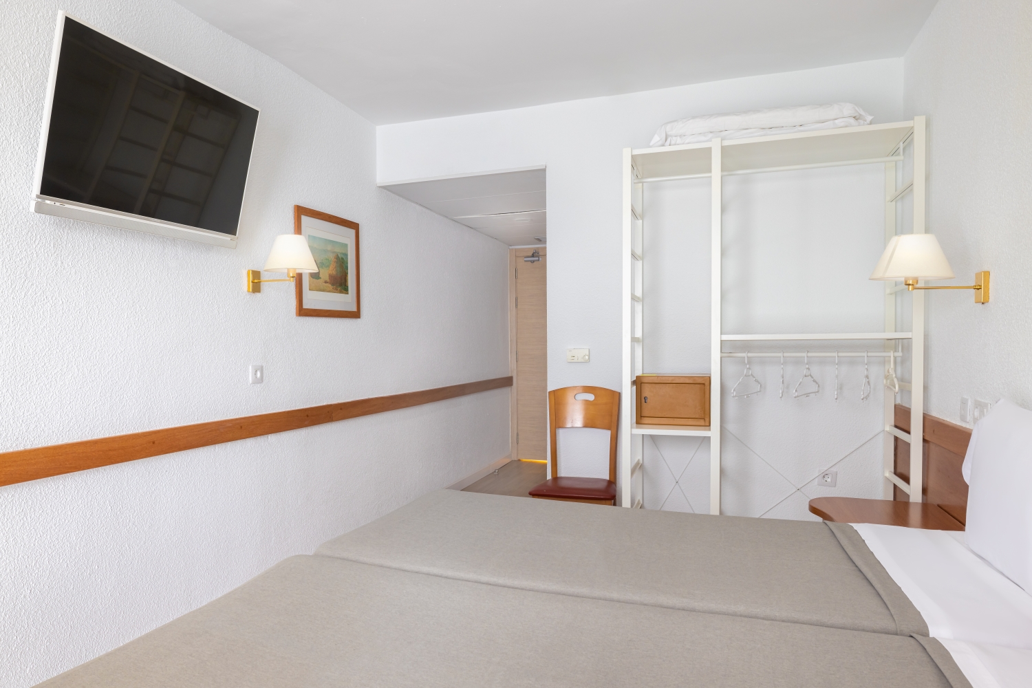 TWIN ROOM