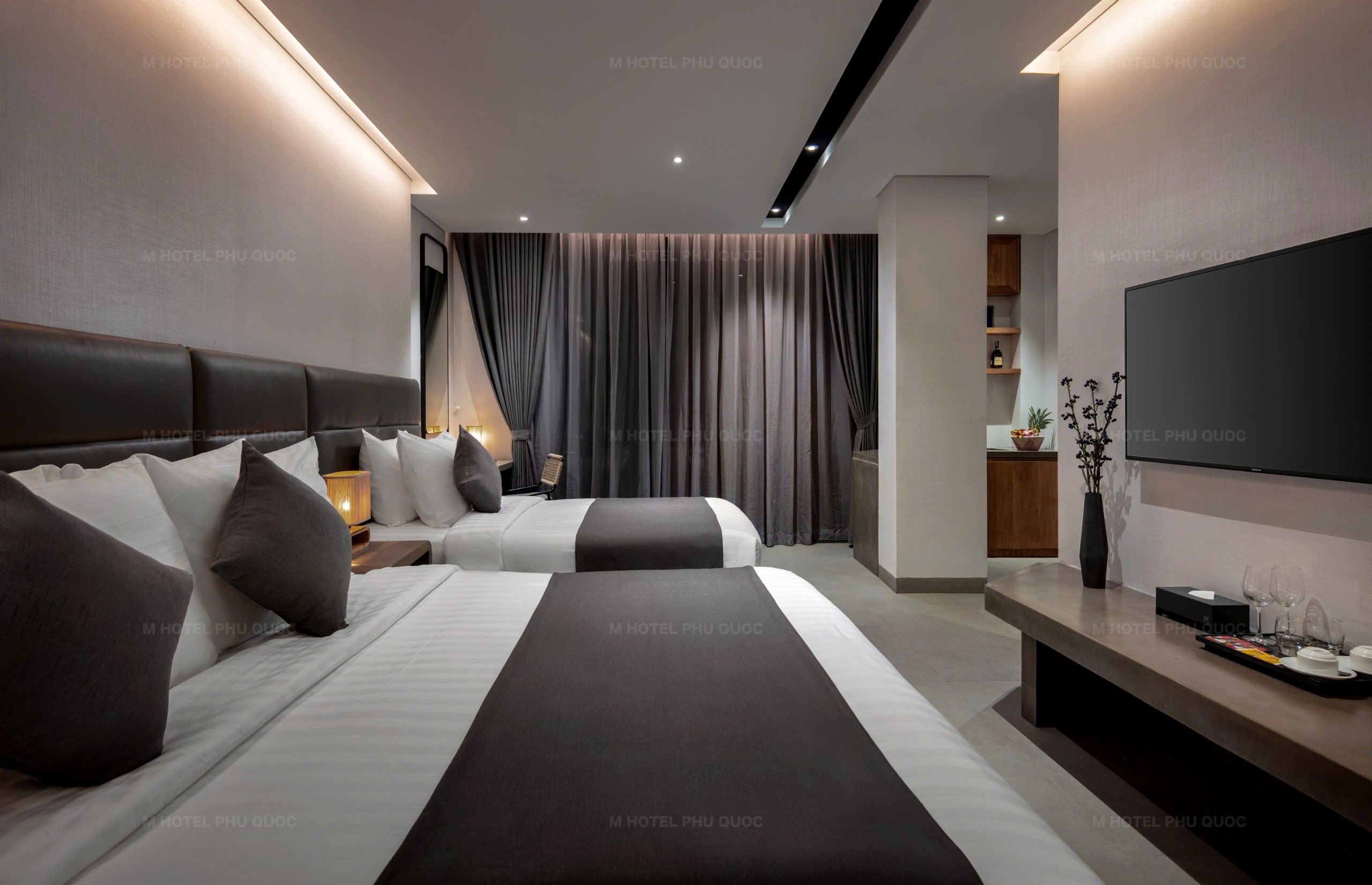 DELUXE TRIPLE SUITE CITYVIEW WITH BALCONY