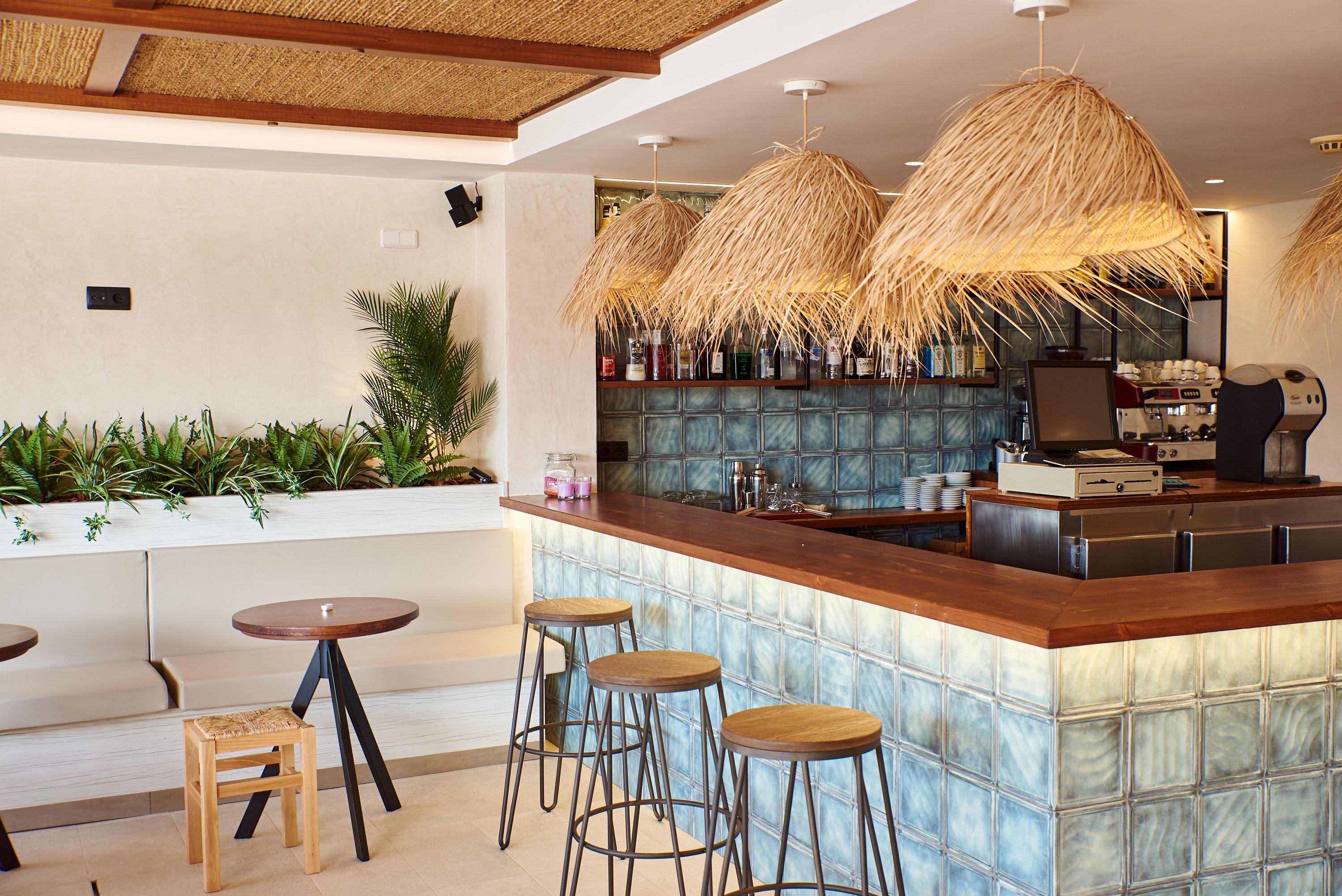 ILLUSIONS POOL BAR