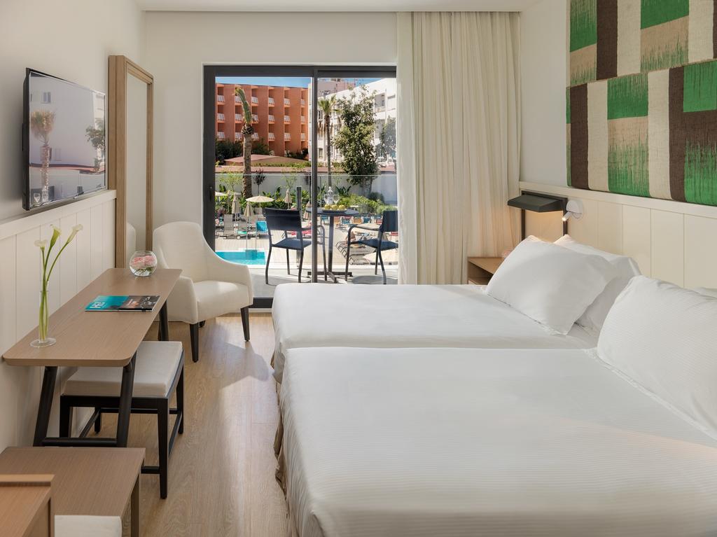 Mallorca_Hotel_H10_Casa_Del_Mar_camera_pat_tv_vedere_piscina.jpg
