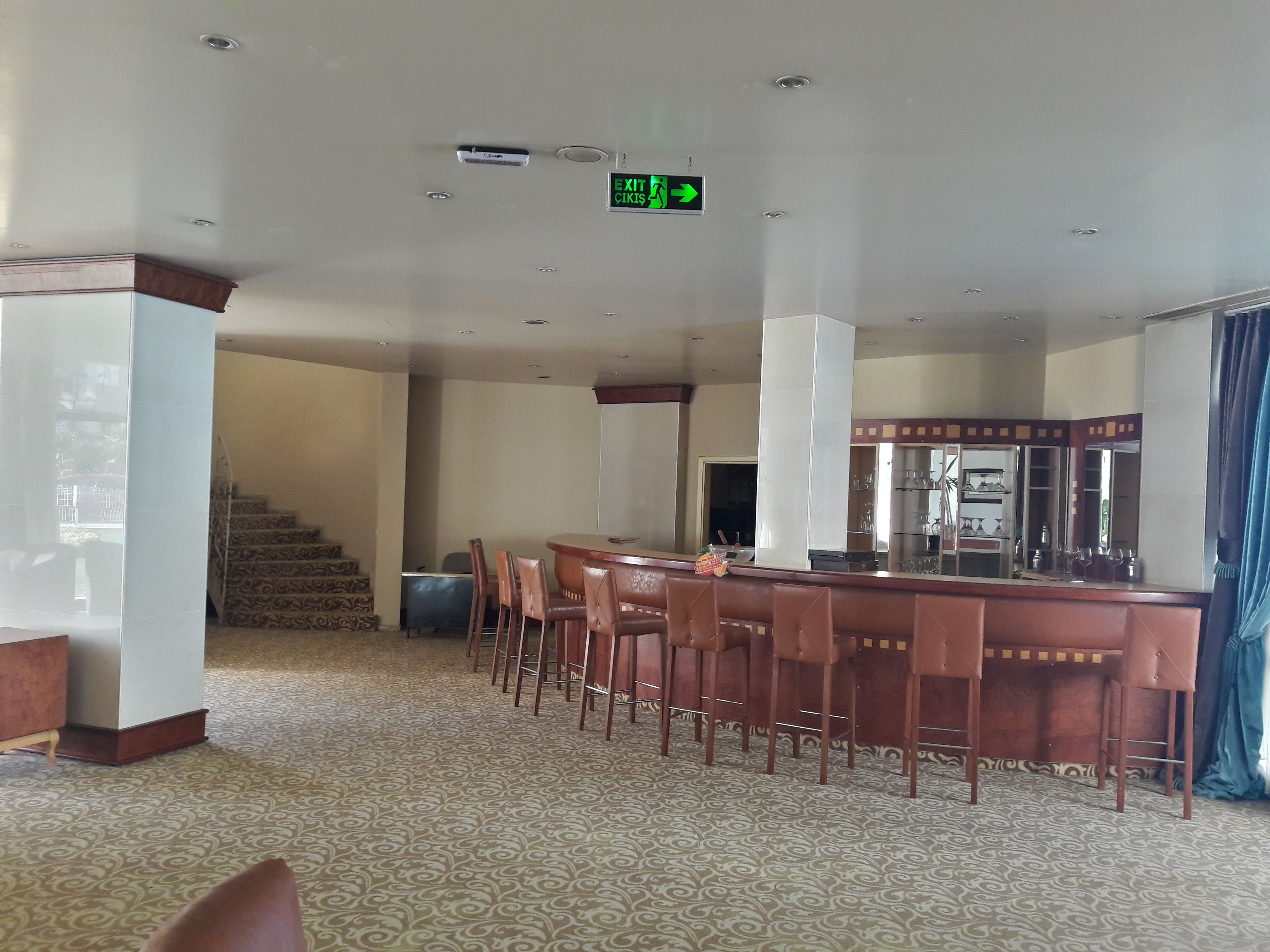LOBBY BAR 
