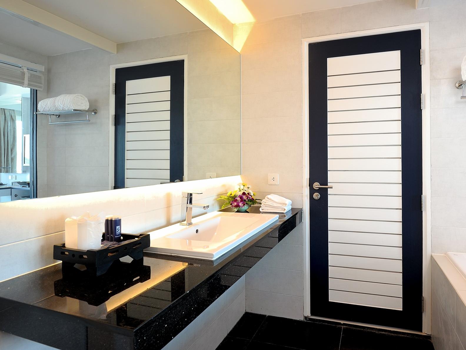 DELUXE POOLSIDE ROOM