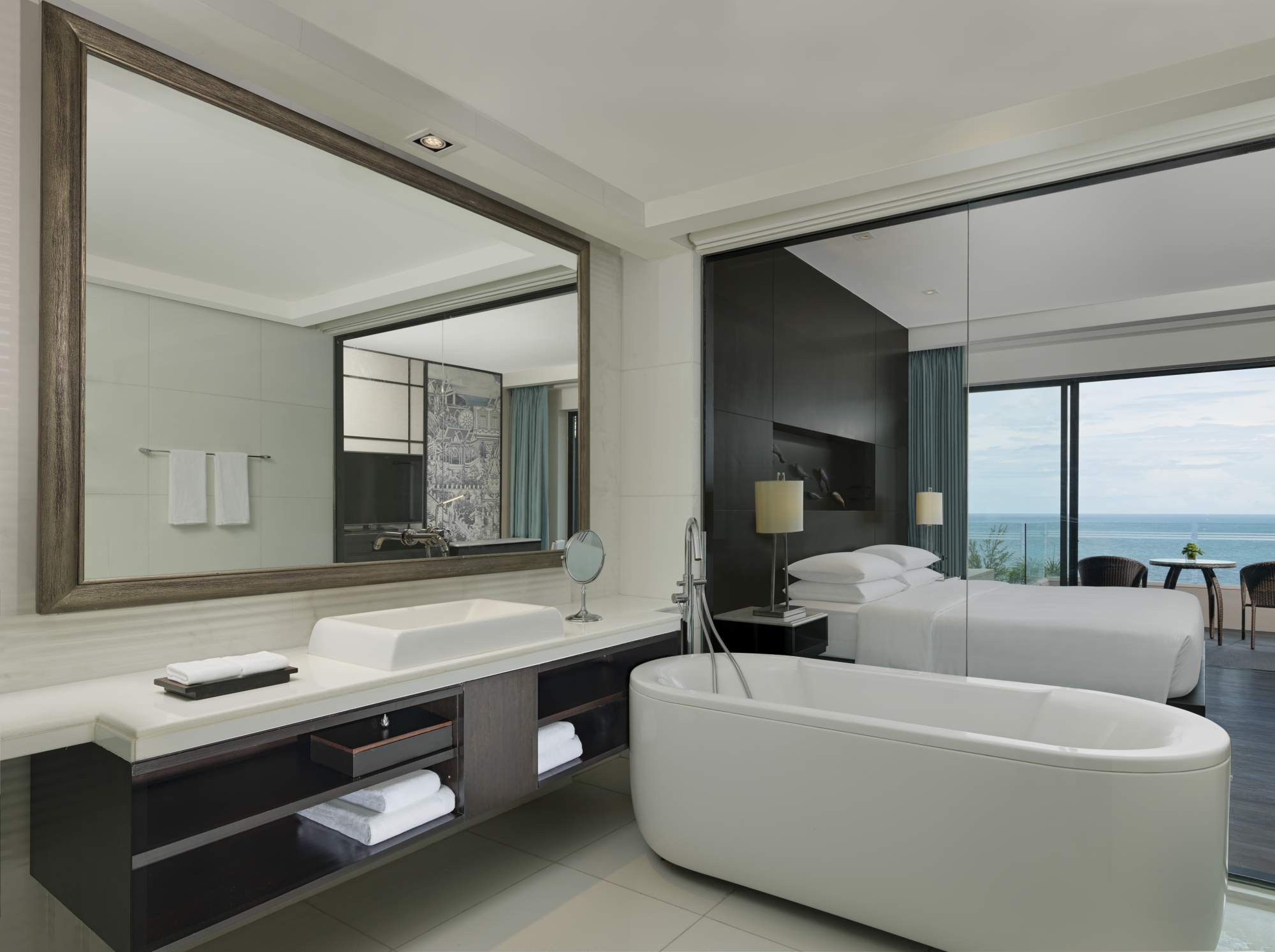 KING/ TWIN BED WITH OCEAN VIEW 