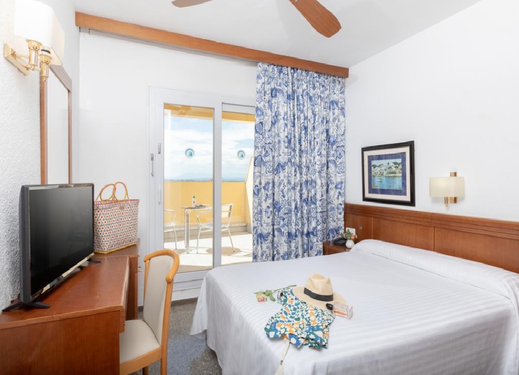 DOUBLE ROOM