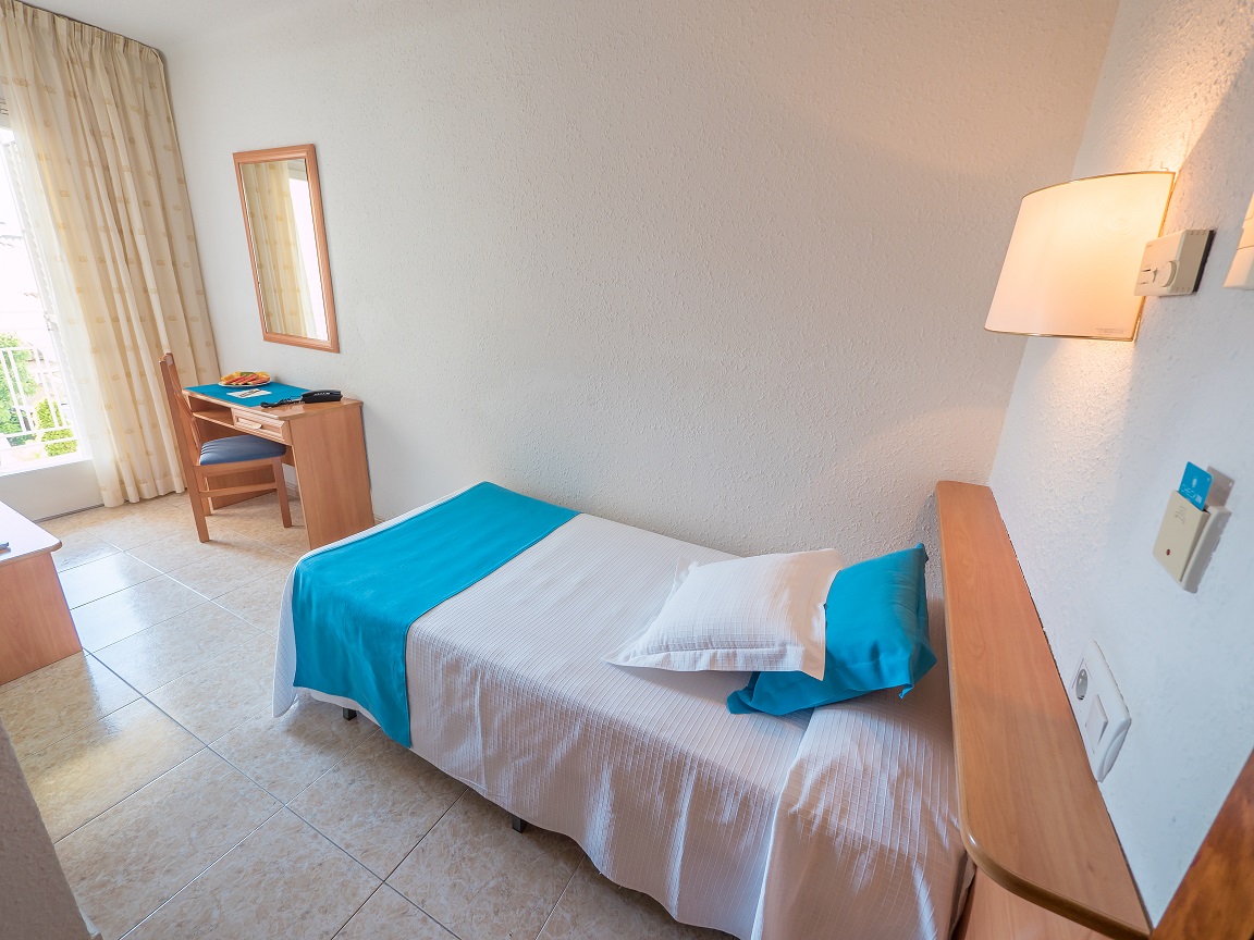 SINGLE ROOM