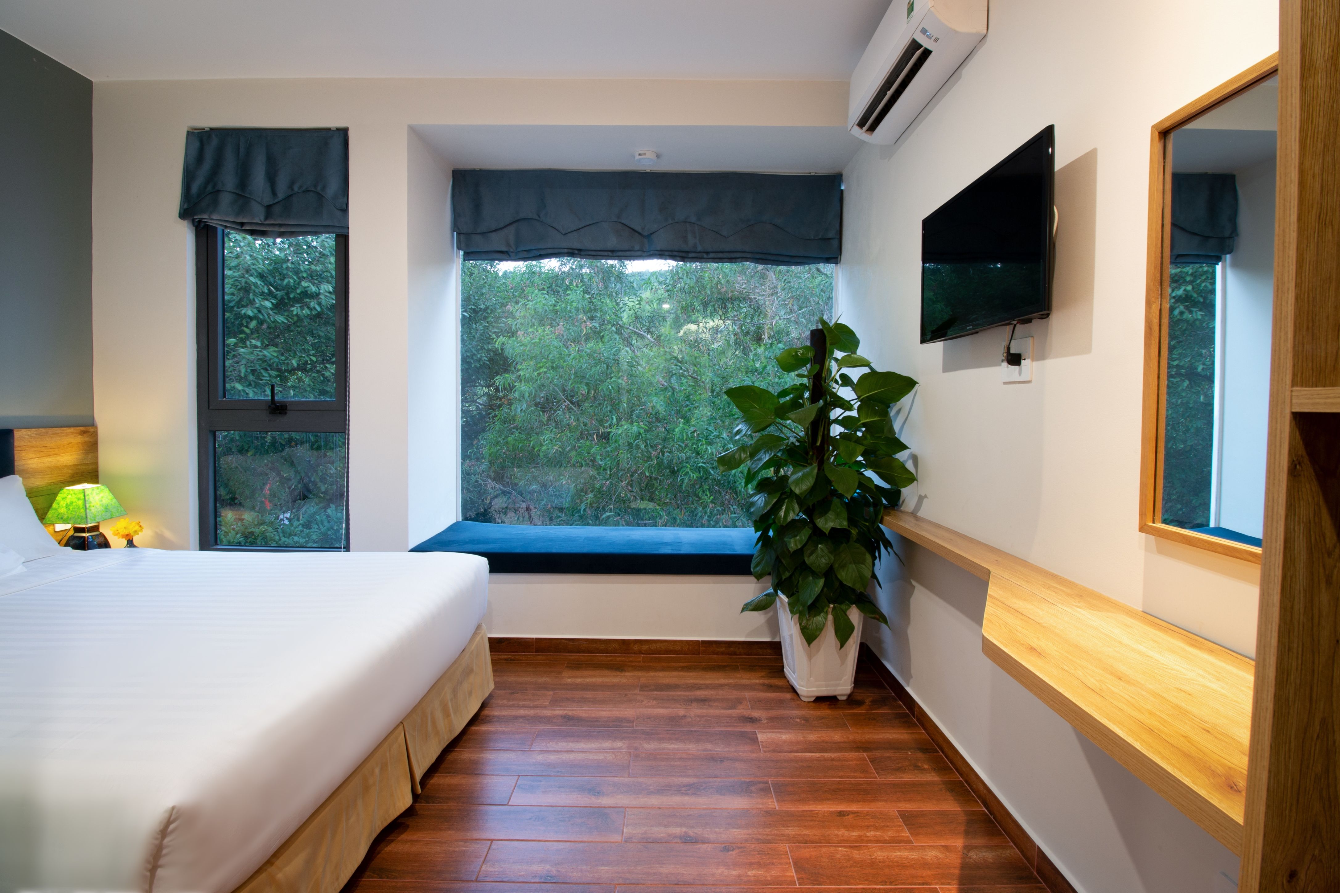 SUPERIOR MOUNTAIN VIEW WITH WINDOW