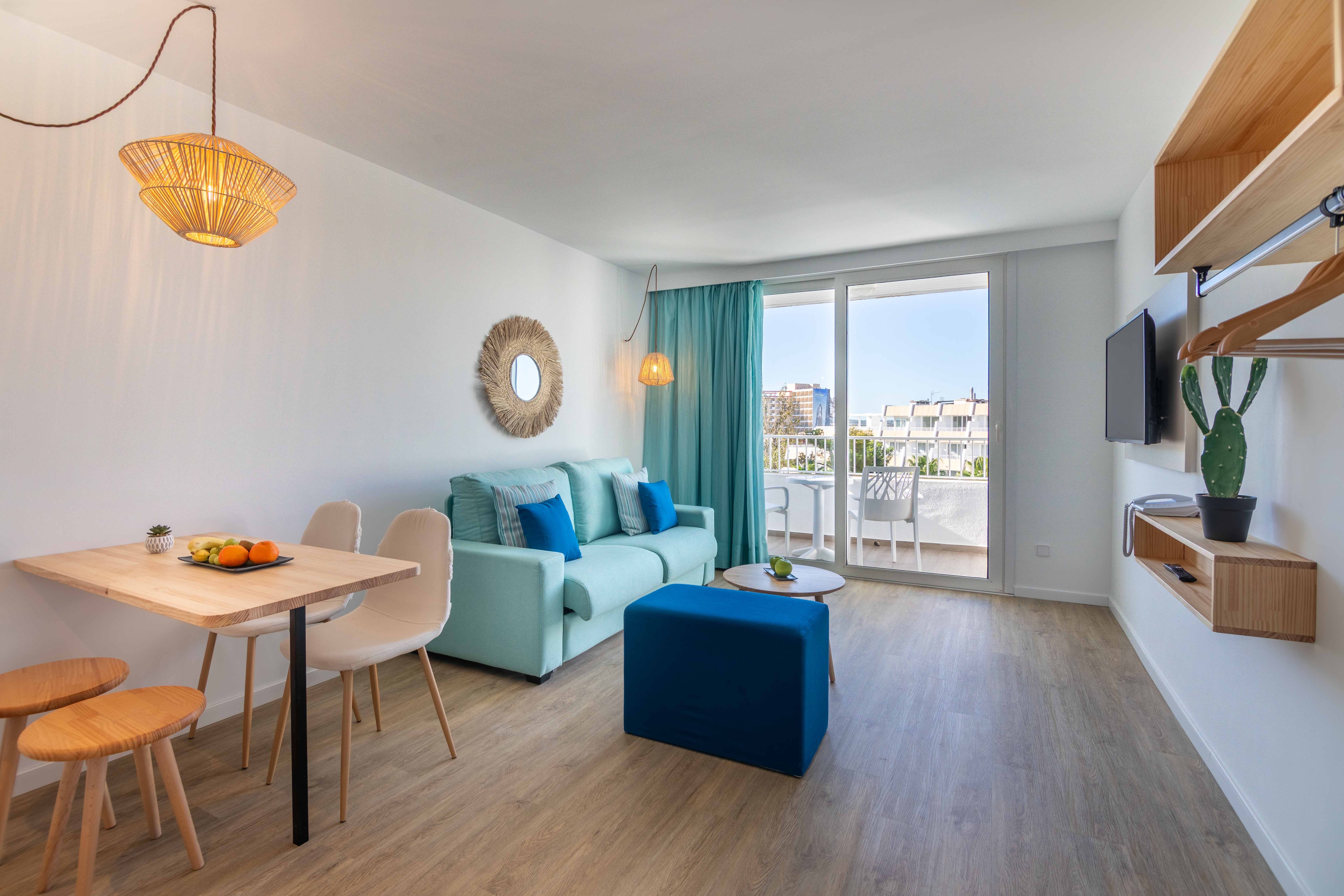 APARTMENT (BALCONY OR TERRACE) 