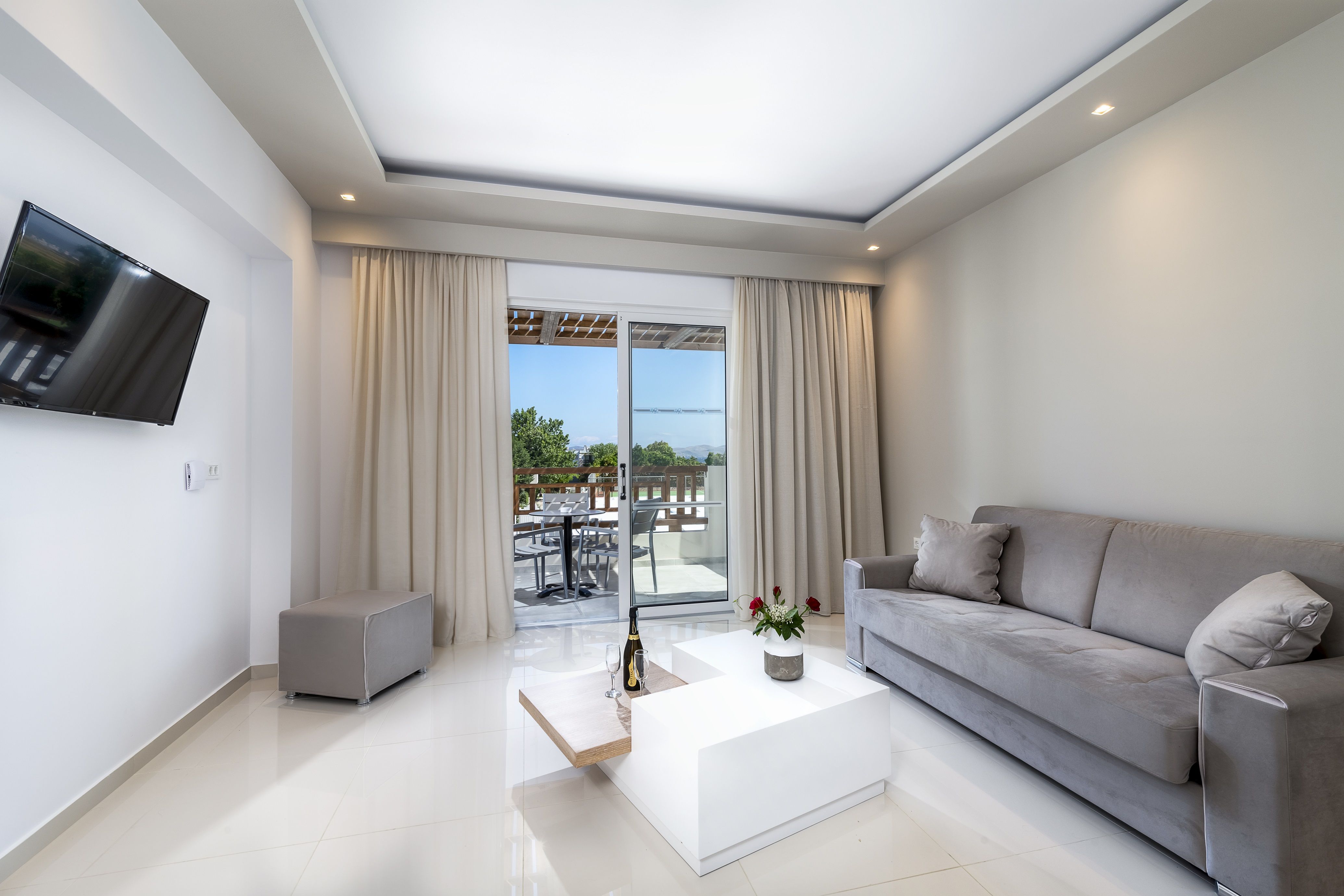 DELUXE FAMILY ROOM POOL VIEW BALCONY