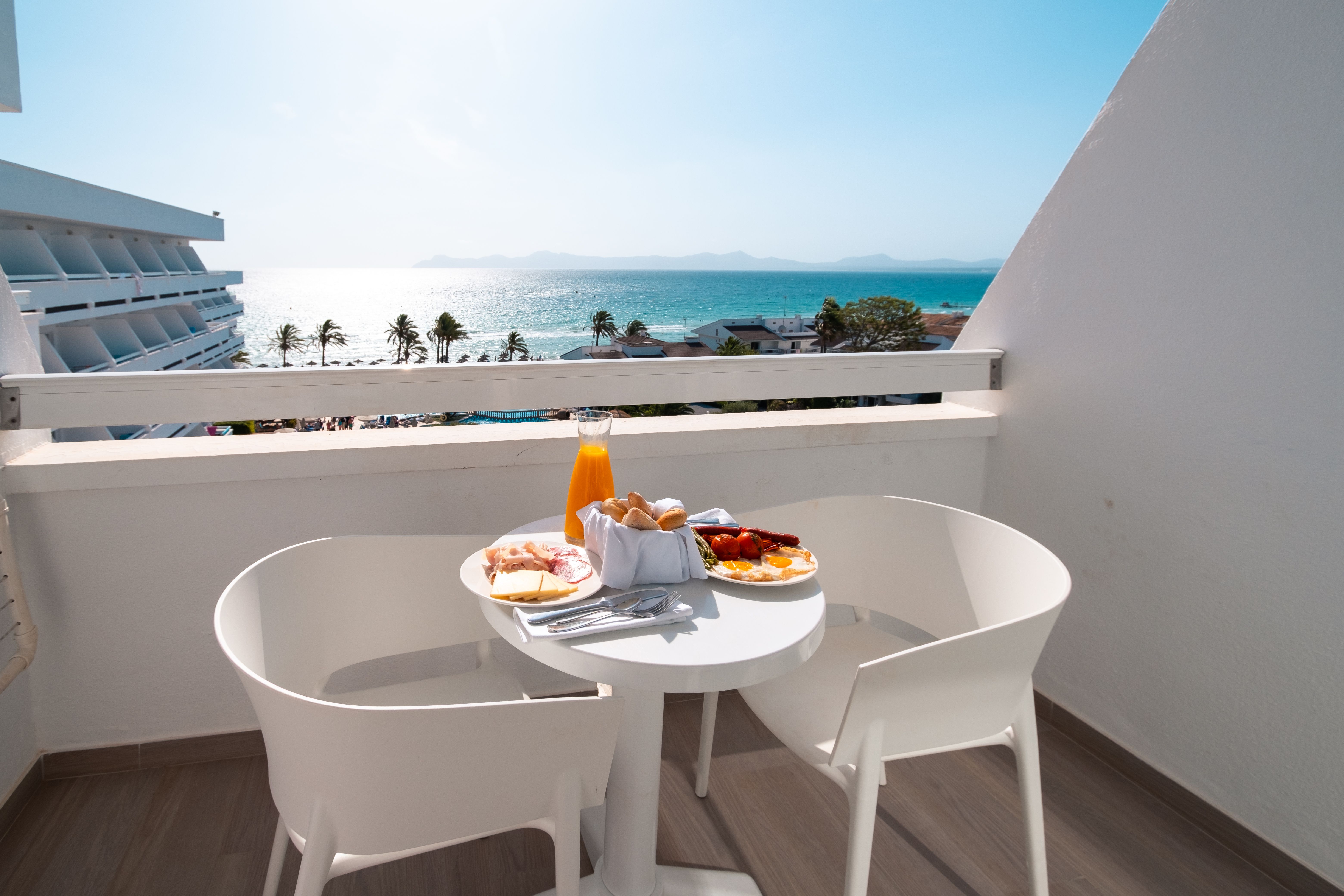 DOUBLE FRONTAL SEAVIEW (BALCONY)