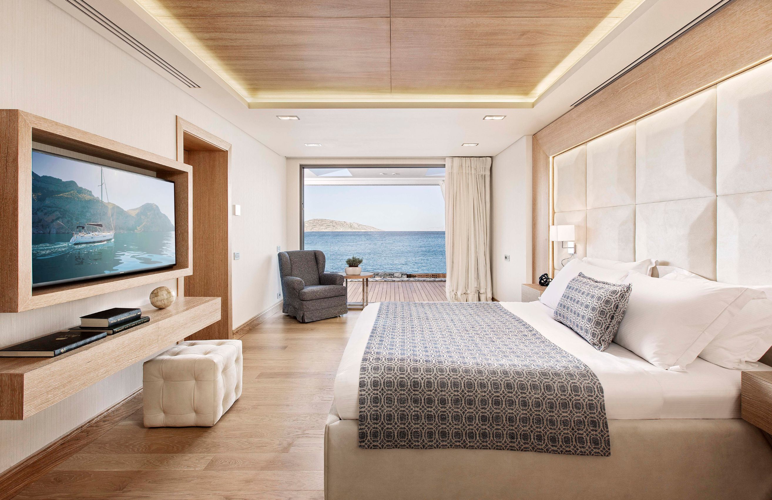 AMBASSADOR BUNGALOW SUITE WATERFRONT