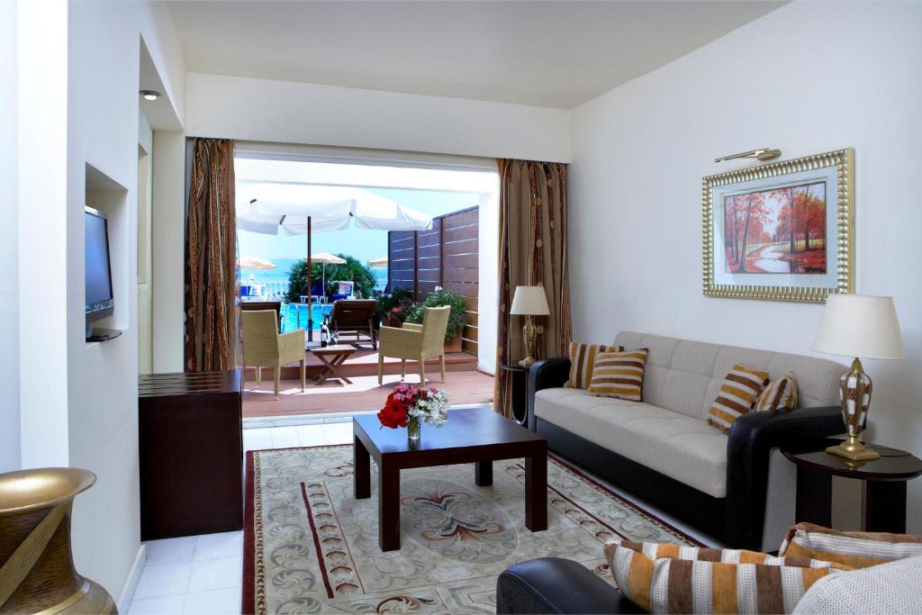 SUITE POOL FRONT