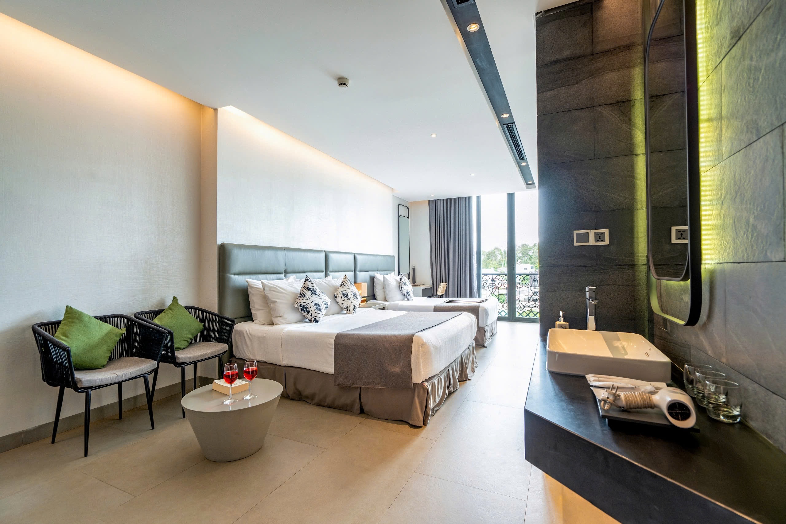 DELUXE TRIPLE SUITE CITYVIEW WITH BALCONY