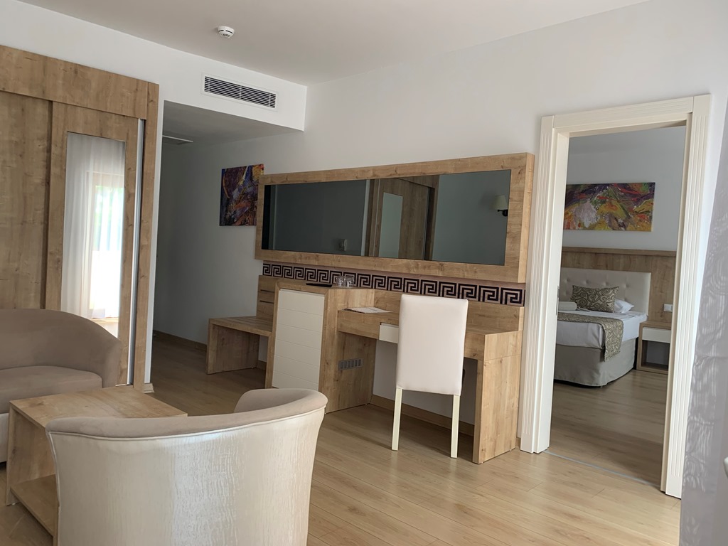 FAMILY ROOM POOL SIDE CONNECTING 2 ROOMS