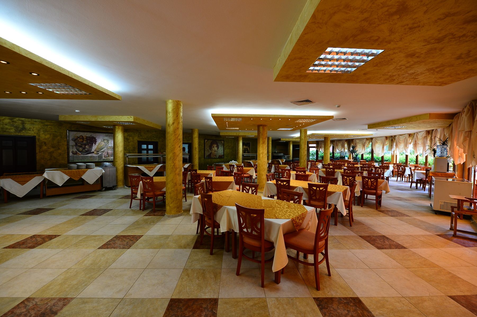 MAIN RESTAURANT