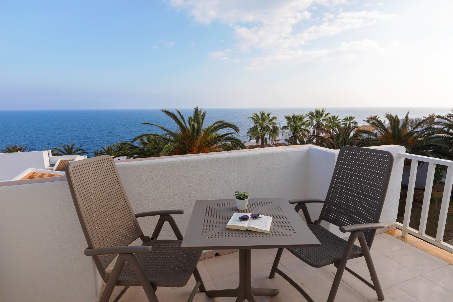 JUNIOR SUITE SEA VIEW (BALCONY OR TERRACE)