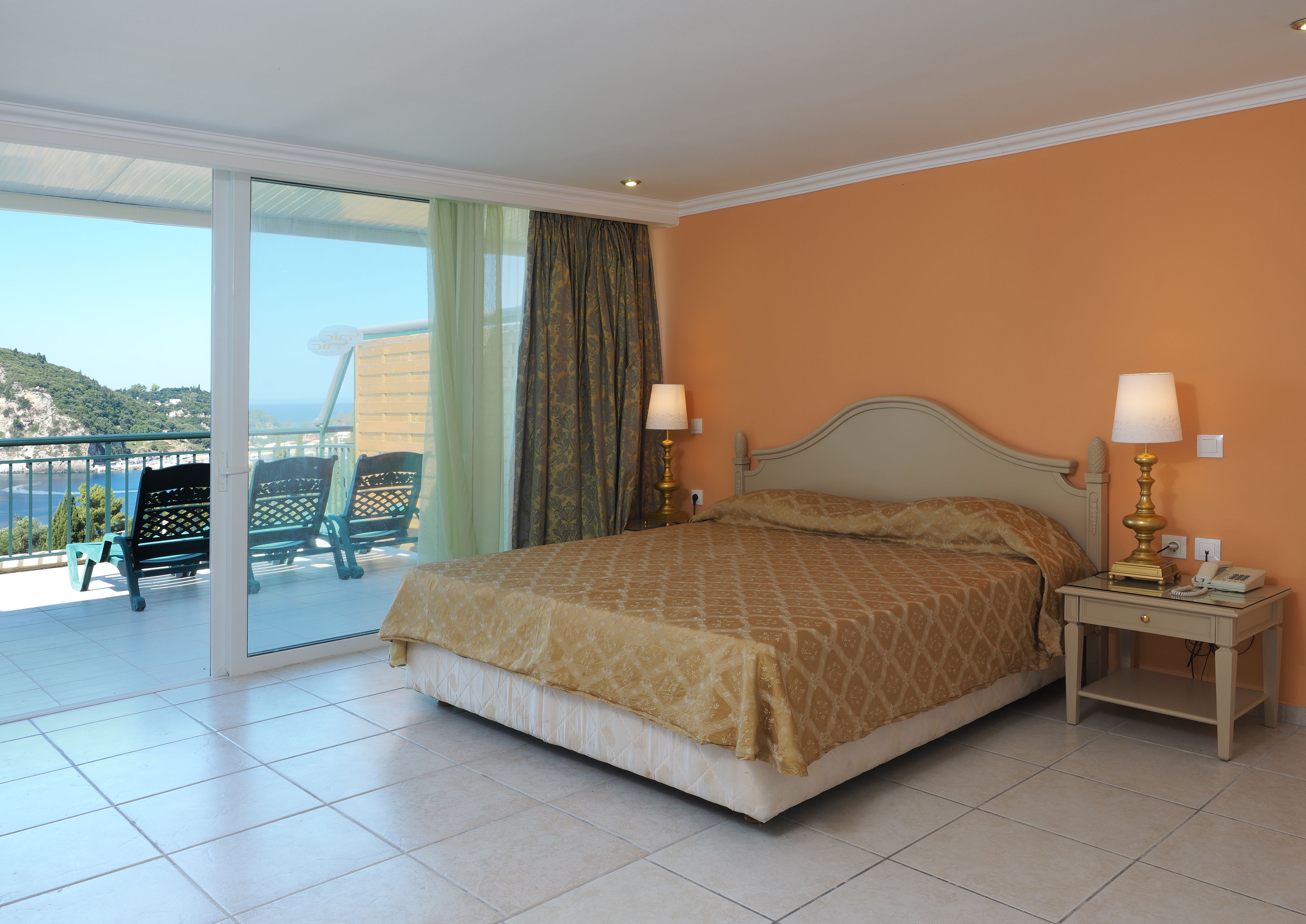 EXECUTIVE ROOM