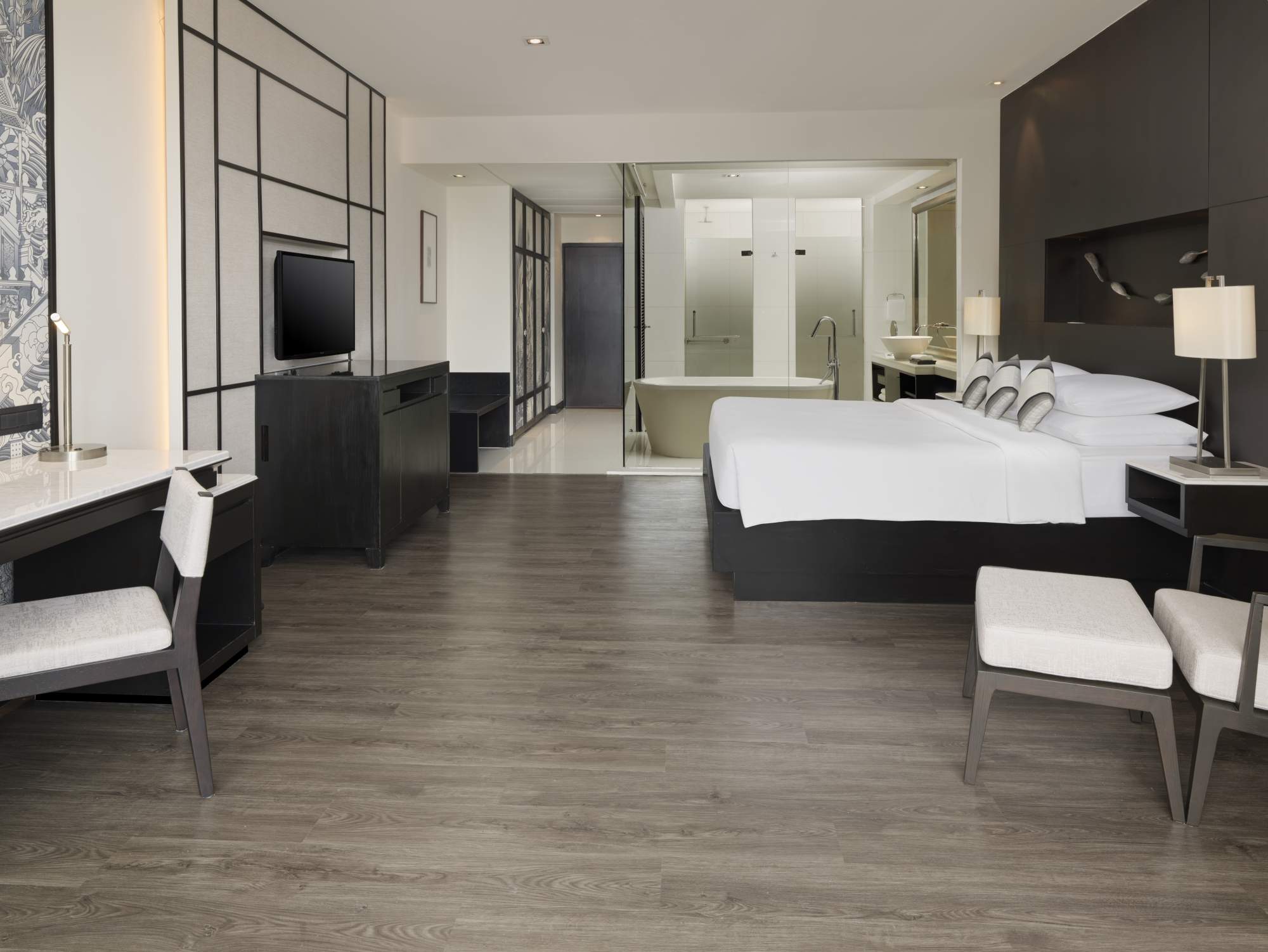 KING BED WITH PLUNGE POOL