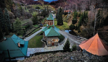 manastirea-prislop-pe-inserat.jpg