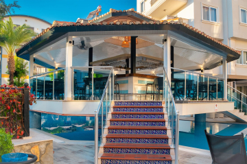 SPRING POOL BAR