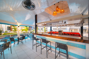 SPRING POOL BAR