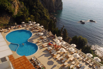 Piscina Hotel Agios Gordis.JPG