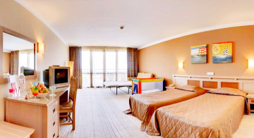 Obzor, Hotel Miramar, camera, pat dublu, tv, patut copii.jpg